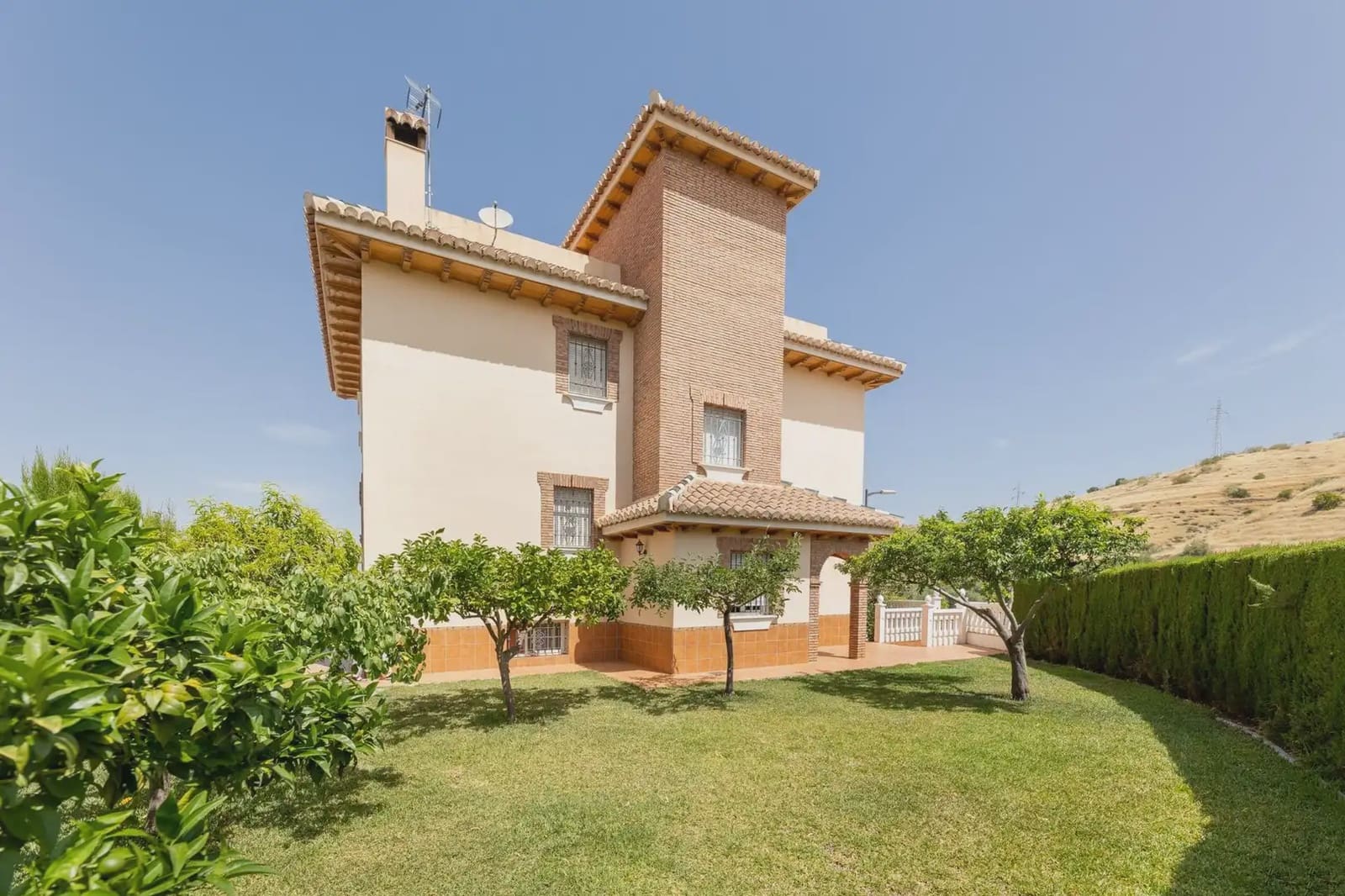 Villa zu verkaufen in Huetor Vega mit Pool Garage - 480.000 € (Ref: 9837200)