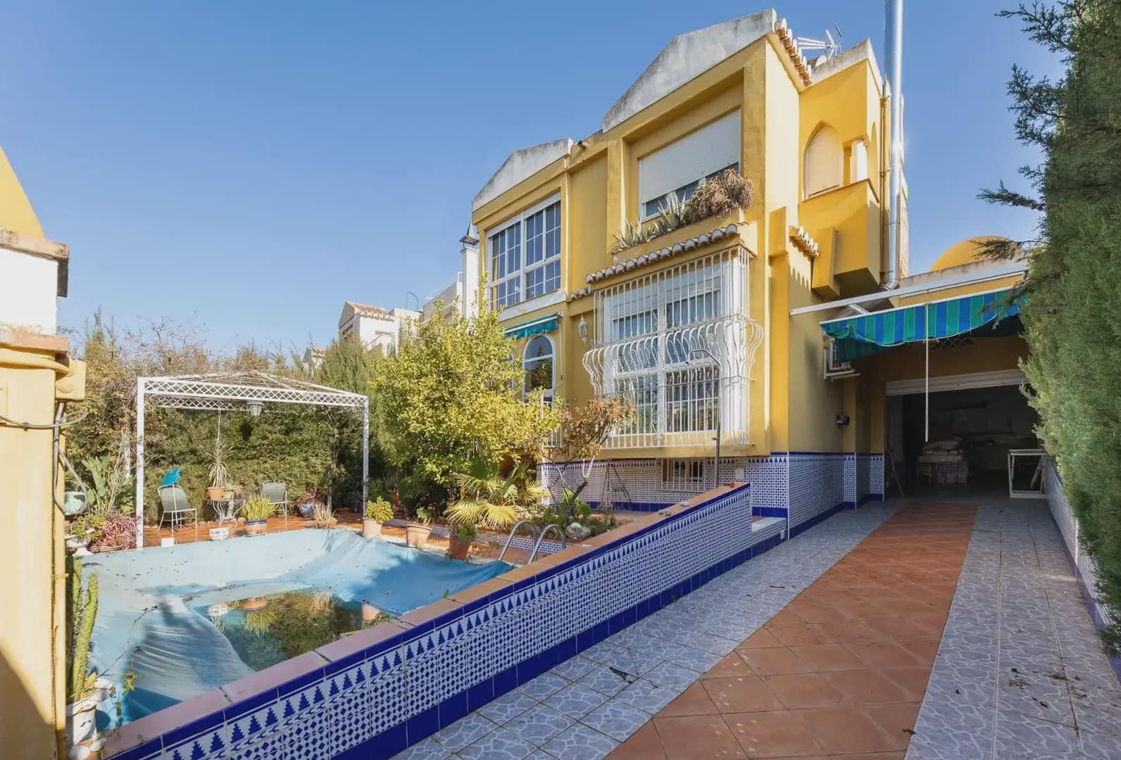 Villa til salg i Albolote med swimmingpool garage - € 295.000 (Ref: 9837202)