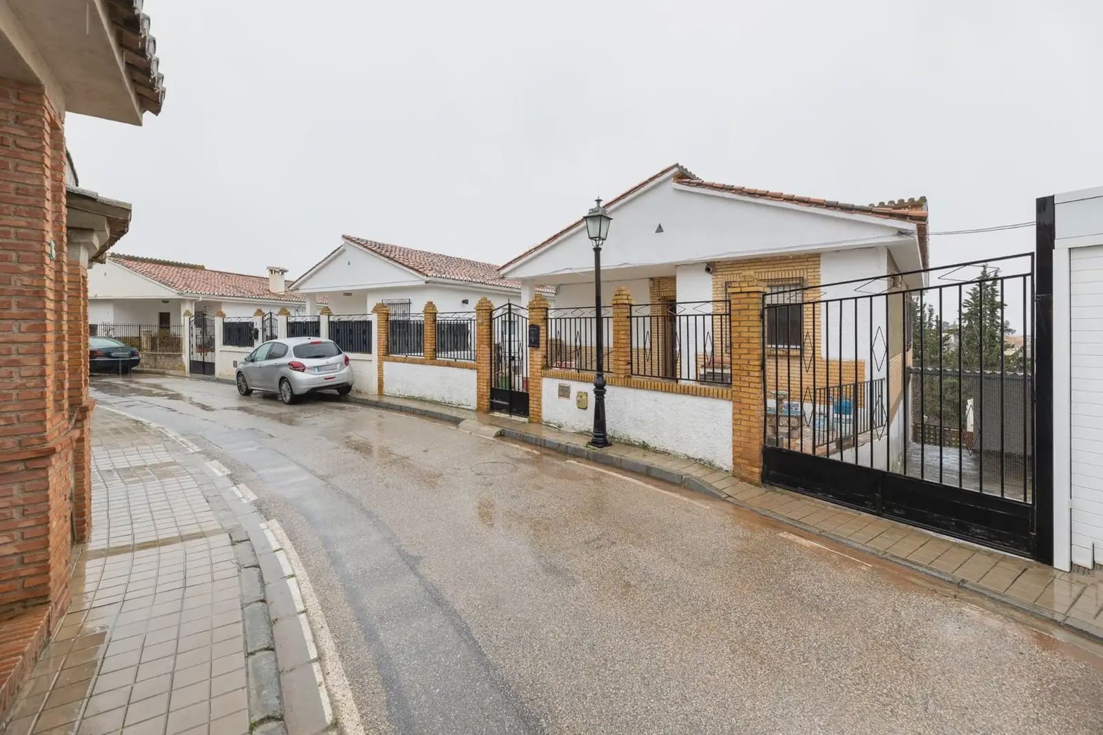 Villa zu verkaufen in Huetor Vega mit Pool Garage - 365.000 € (Ref: 9837204)