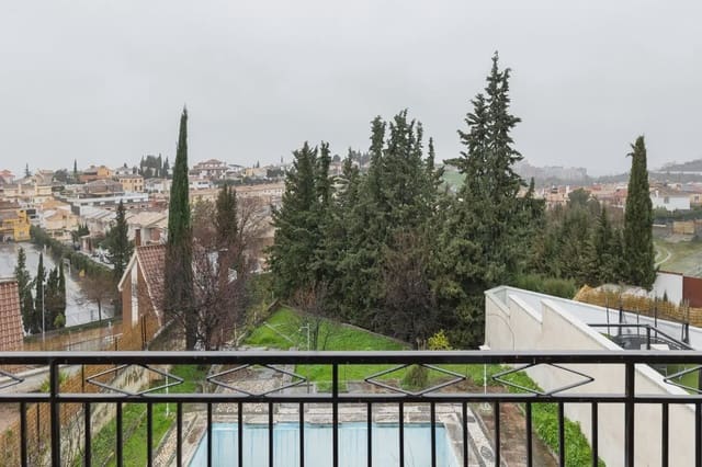 Villa til salgs i Huétor Vega med svømmebasseng garasje - € 365 000 (Ref: 9837204)