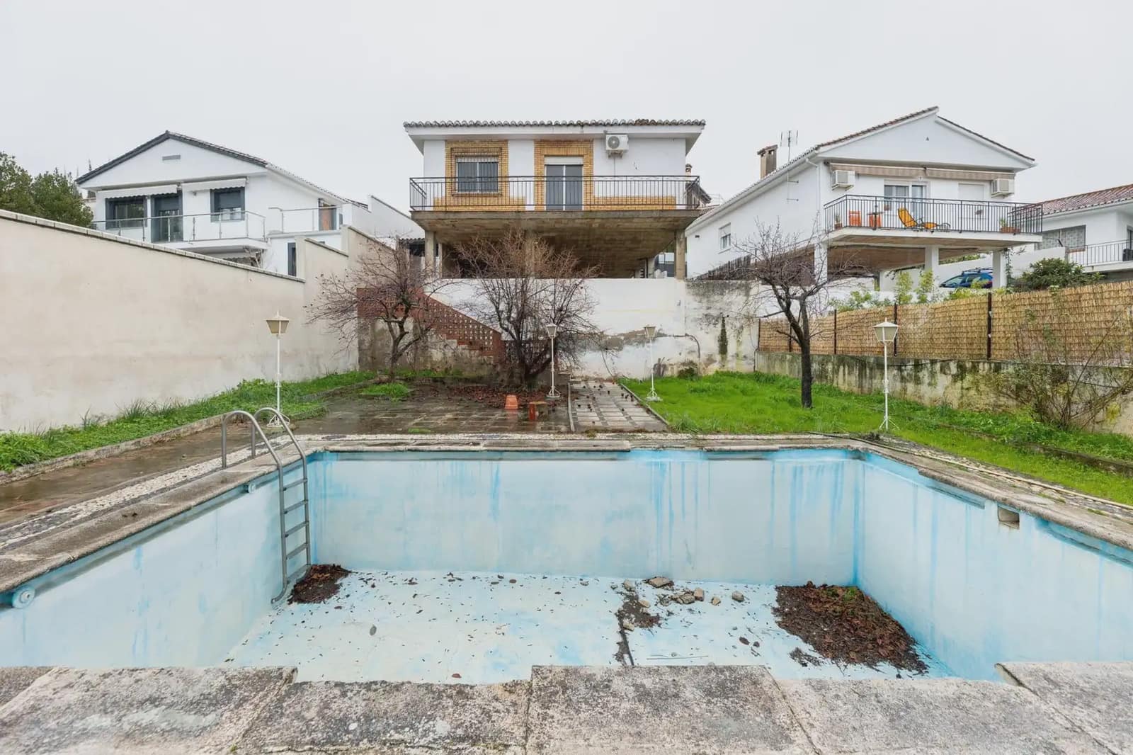 Villa zu verkaufen in Huetor Vega mit Pool Garage - 365.000 € (Ref: 9837204)