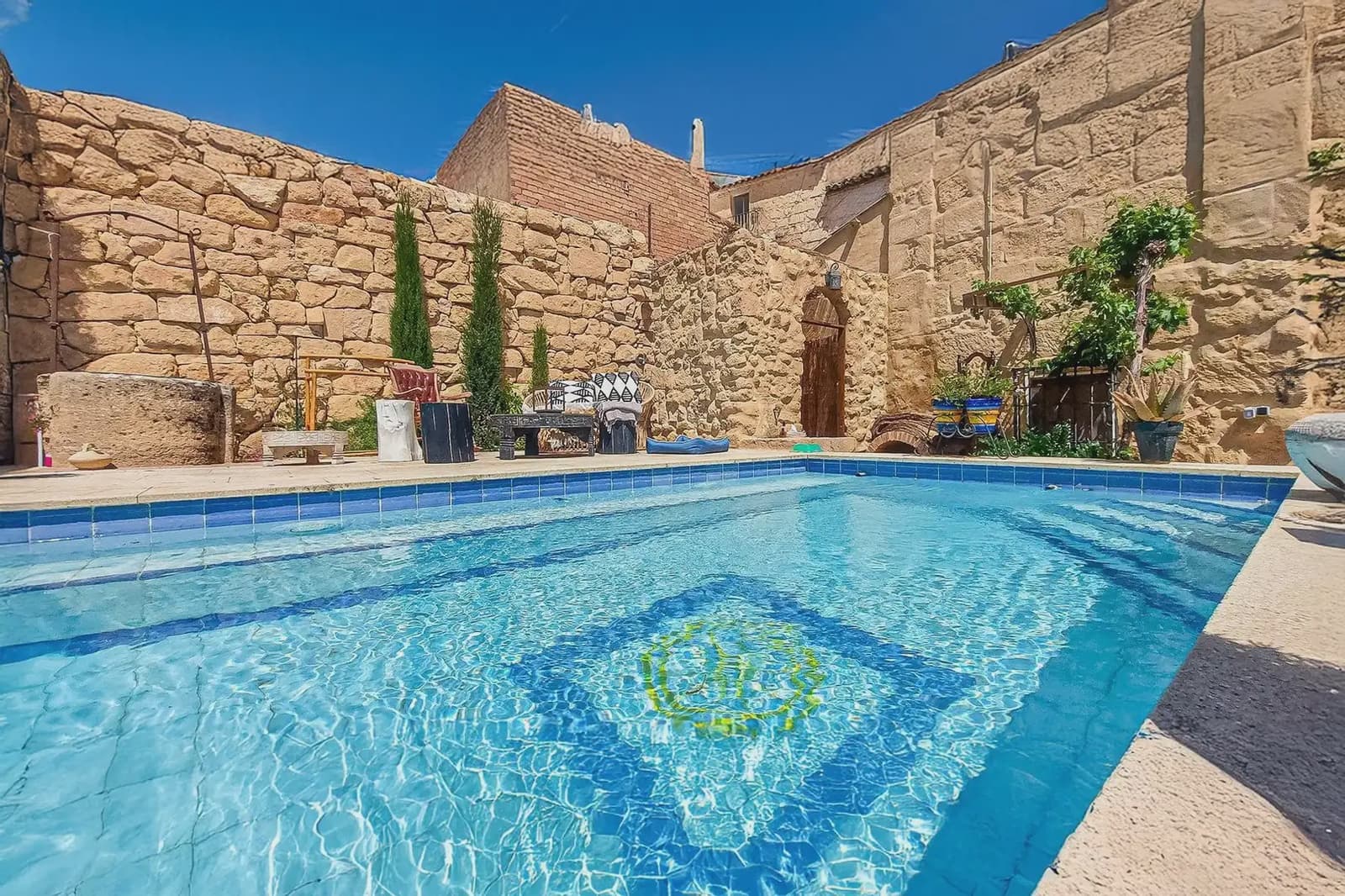 Hotel for sale in Alcala la Real - € 490,000 (Ref: 9837209)