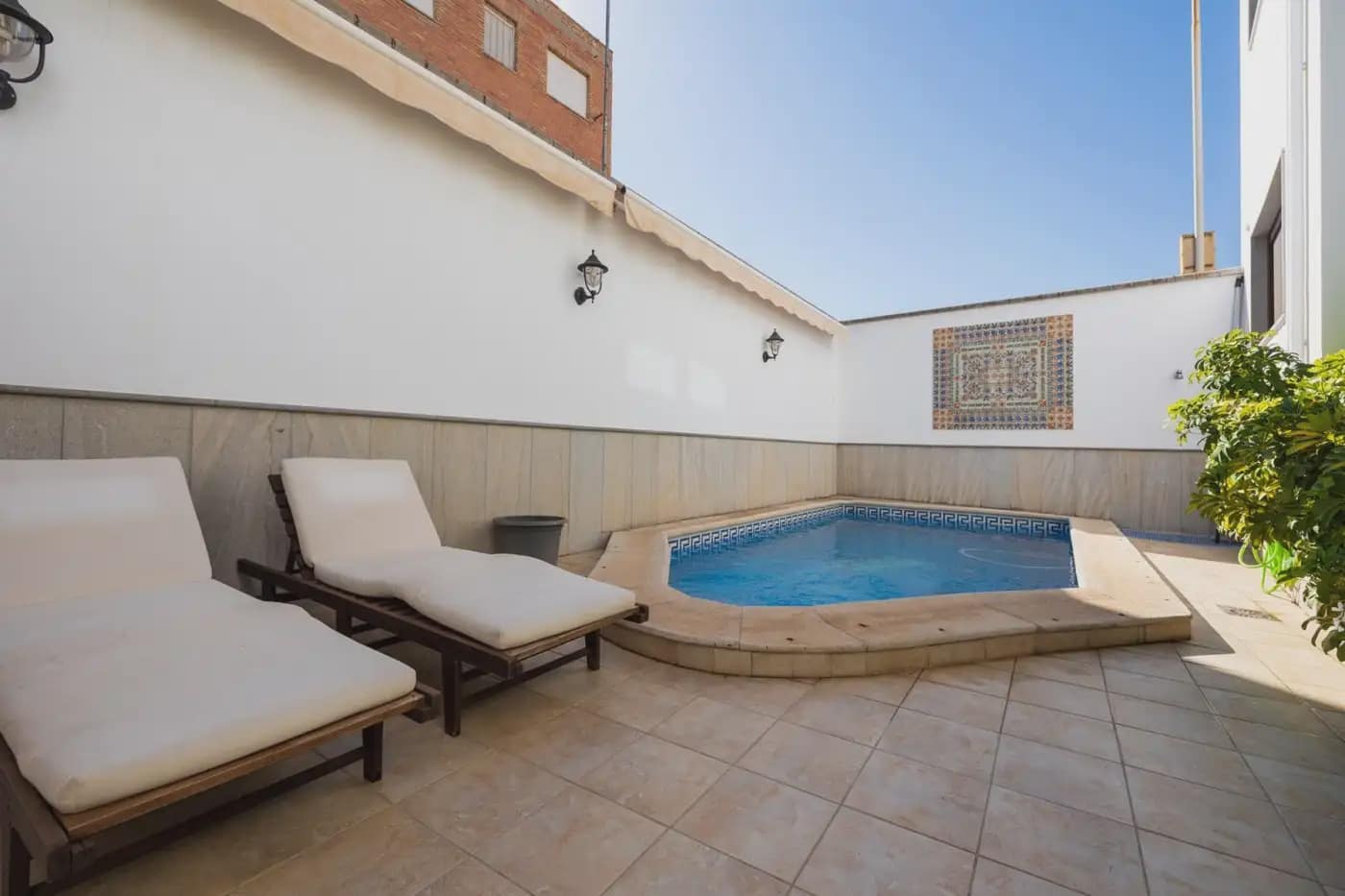 Villa for sale in Granada city with pool garage - € 995,000 (Ref: 9837211)
