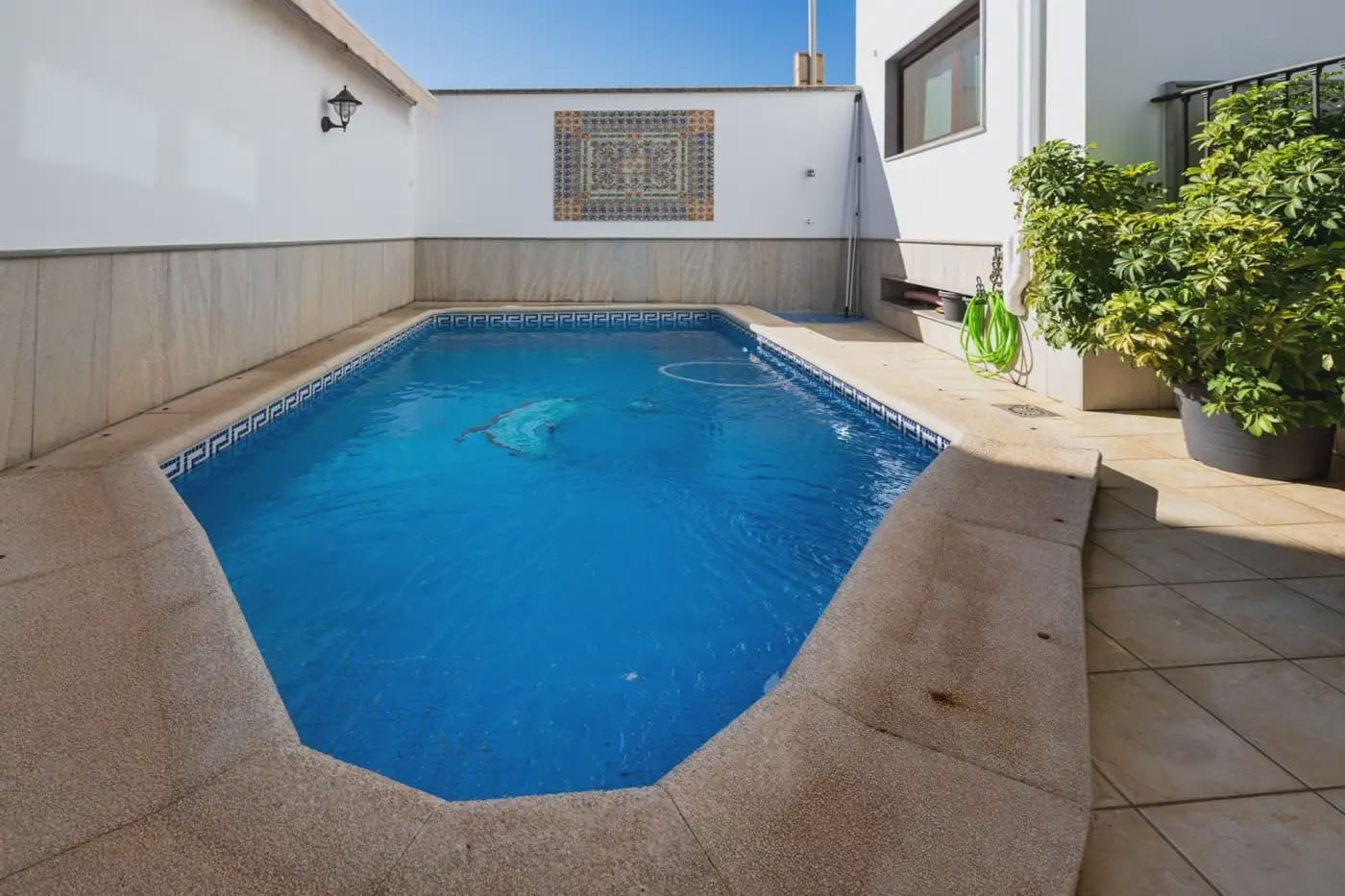 Villa for sale in Granada city with pool garage - € 995,000 (Ref: 9837211)