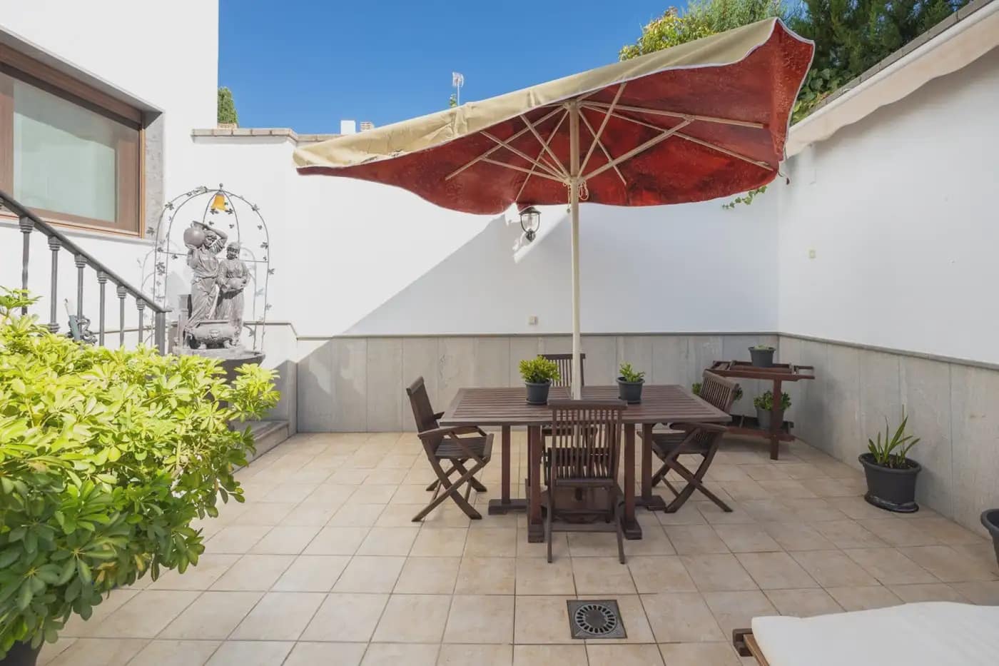 Villa for sale in Granada city with pool garage - € 995,000 (Ref: 9837211)