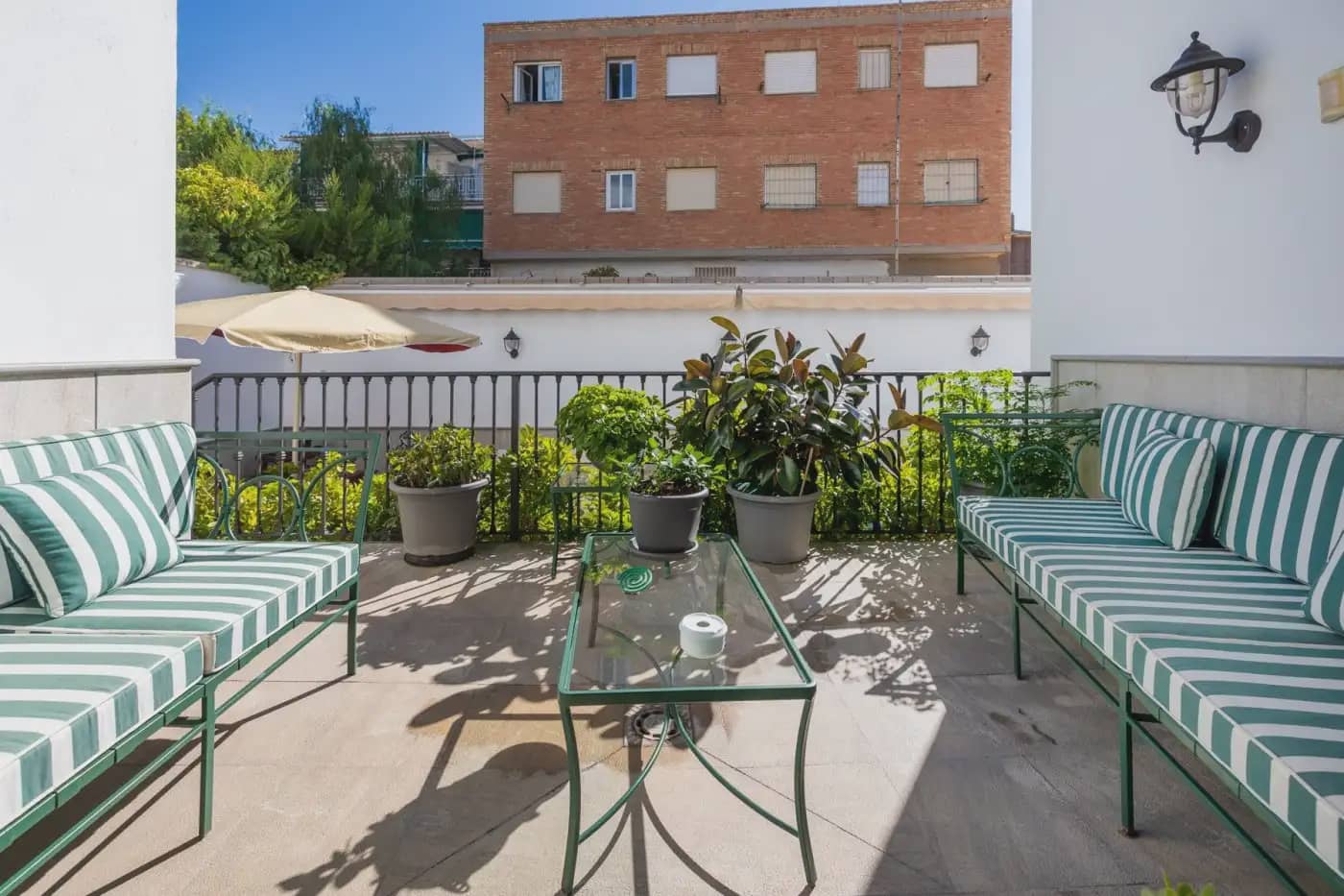 Villa for sale in Granada city with pool garage - € 995,000 (Ref: 9837211)