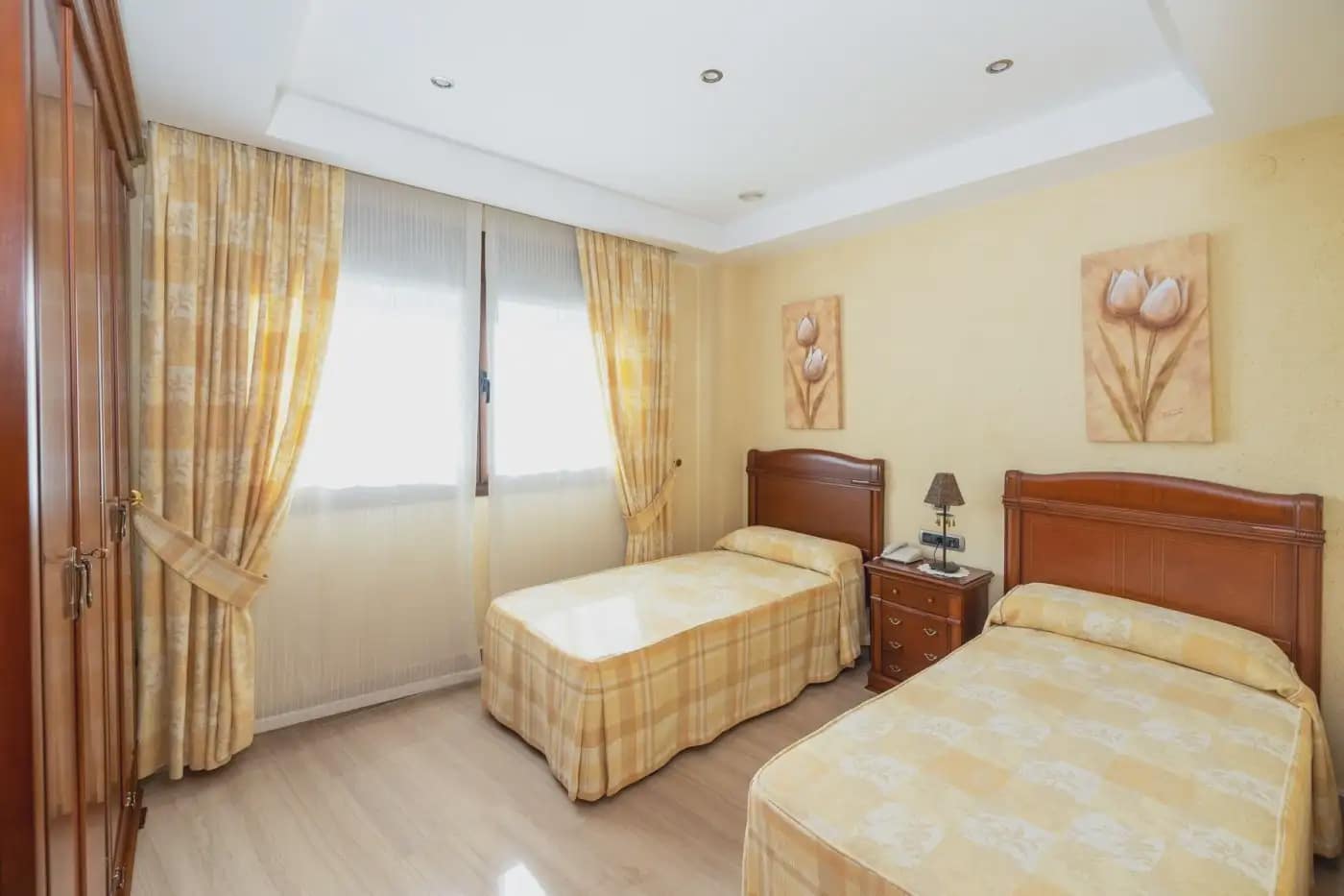 Villa for sale in Granada city with pool garage - € 995,000 (Ref: 9837211)