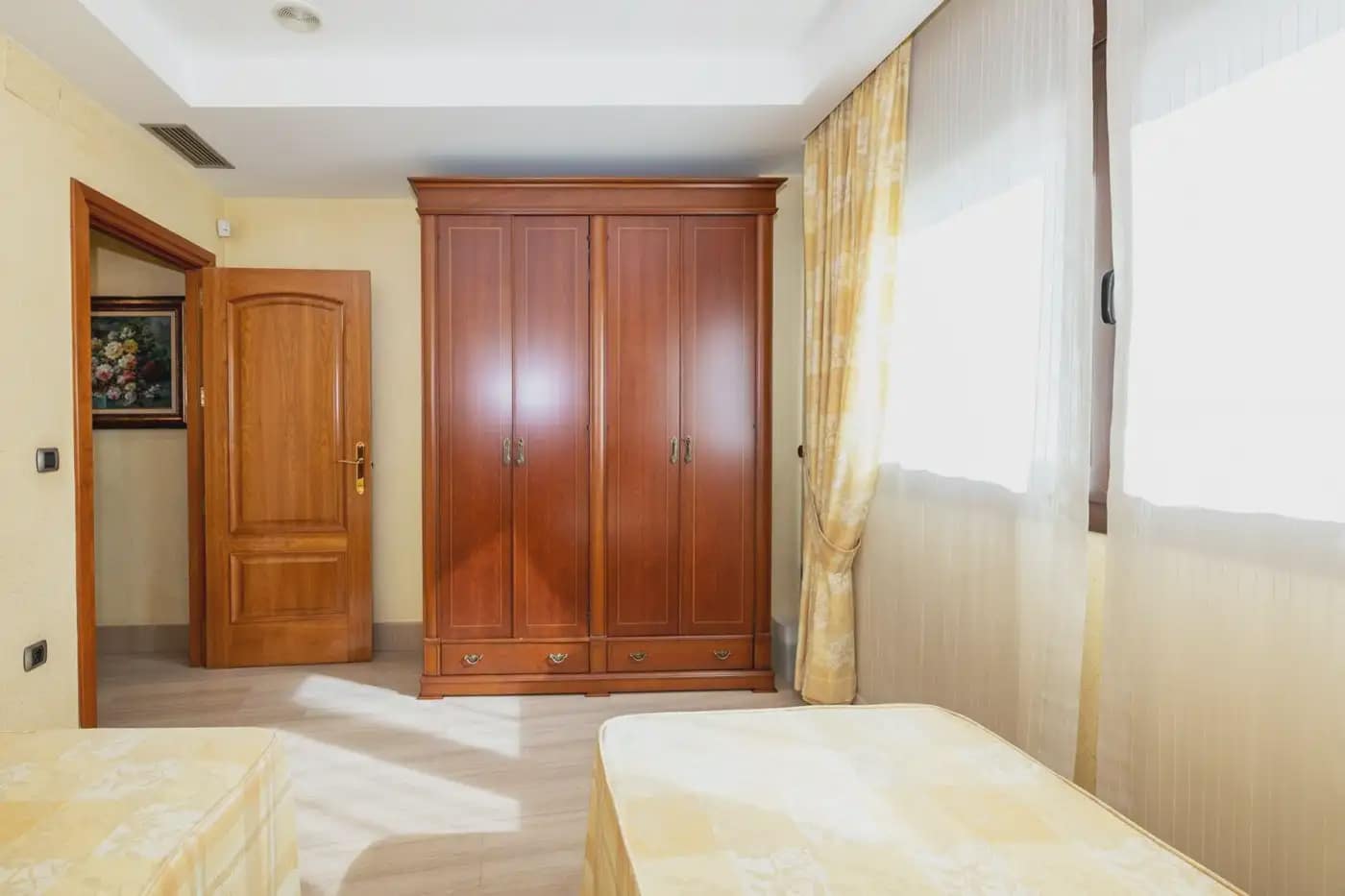 Villa for sale in Granada city with pool garage - € 995,000 (Ref: 9837211)