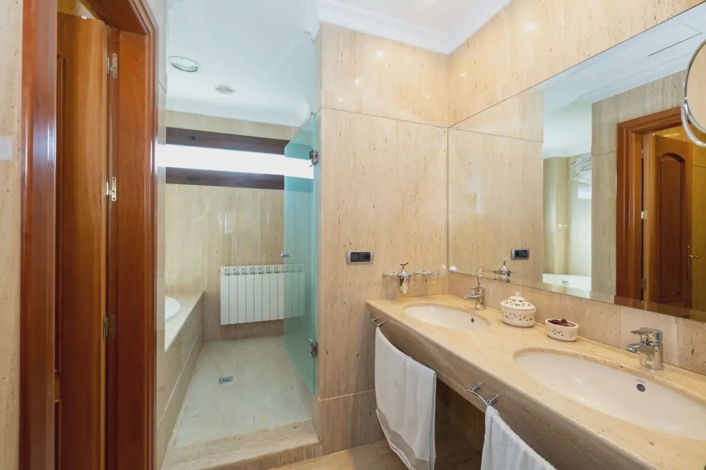 Villa for sale in Granada city with pool garage - € 995,000 (Ref: 9837211)