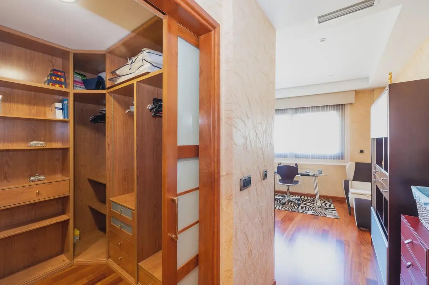 Villa for sale in Granada city with pool garage - € 995,000 (Ref: 9837211)