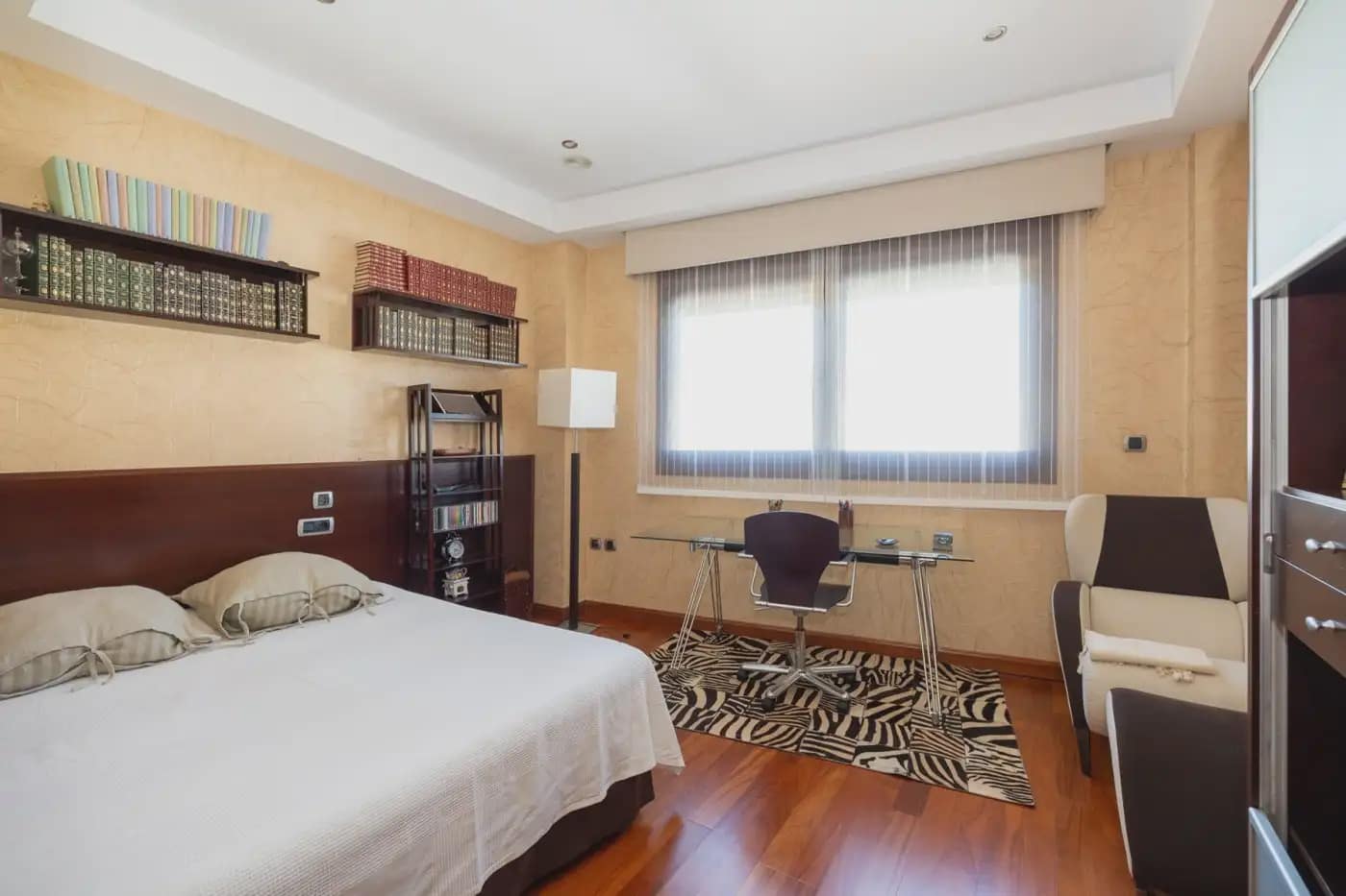 Villa for sale in Granada city with pool garage - € 995,000 (Ref: 9837211)