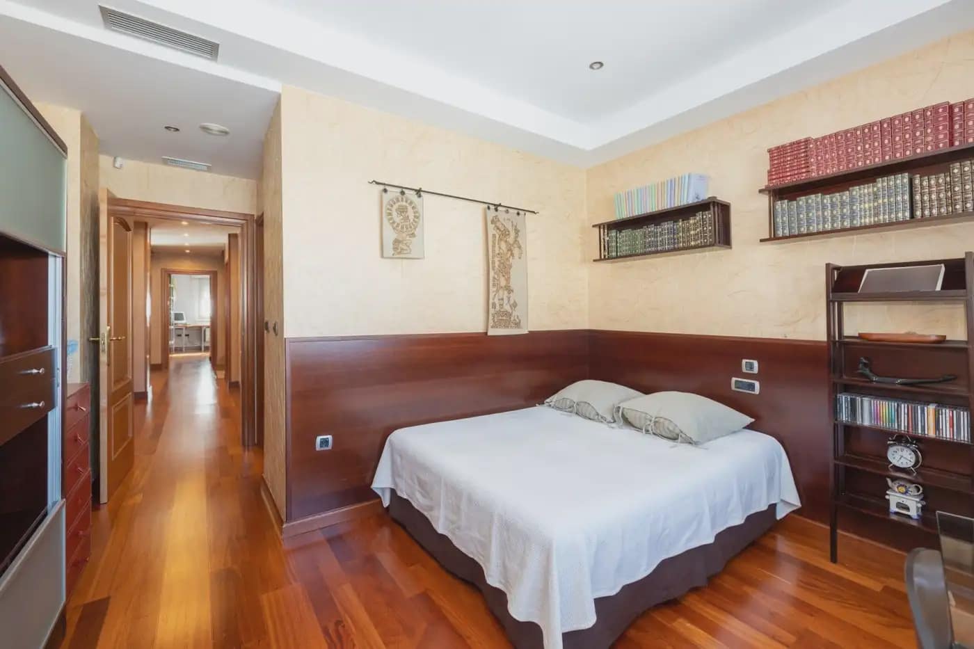 Villa for sale in Granada city with pool garage - € 995,000 (Ref: 9837211)