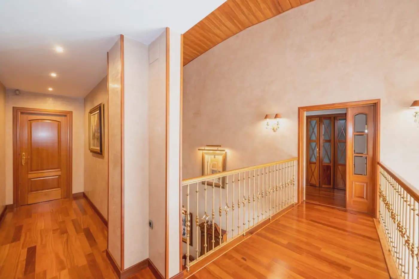 Villa for sale in Granada city with pool garage - € 995,000 (Ref: 9837211)