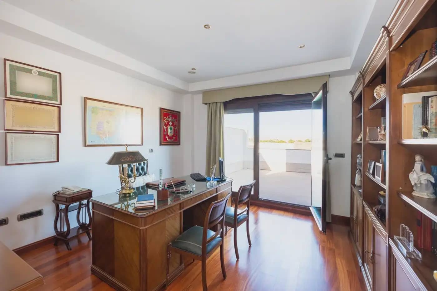 Villa for sale in Granada city with pool garage - € 995,000 (Ref: 9837211)