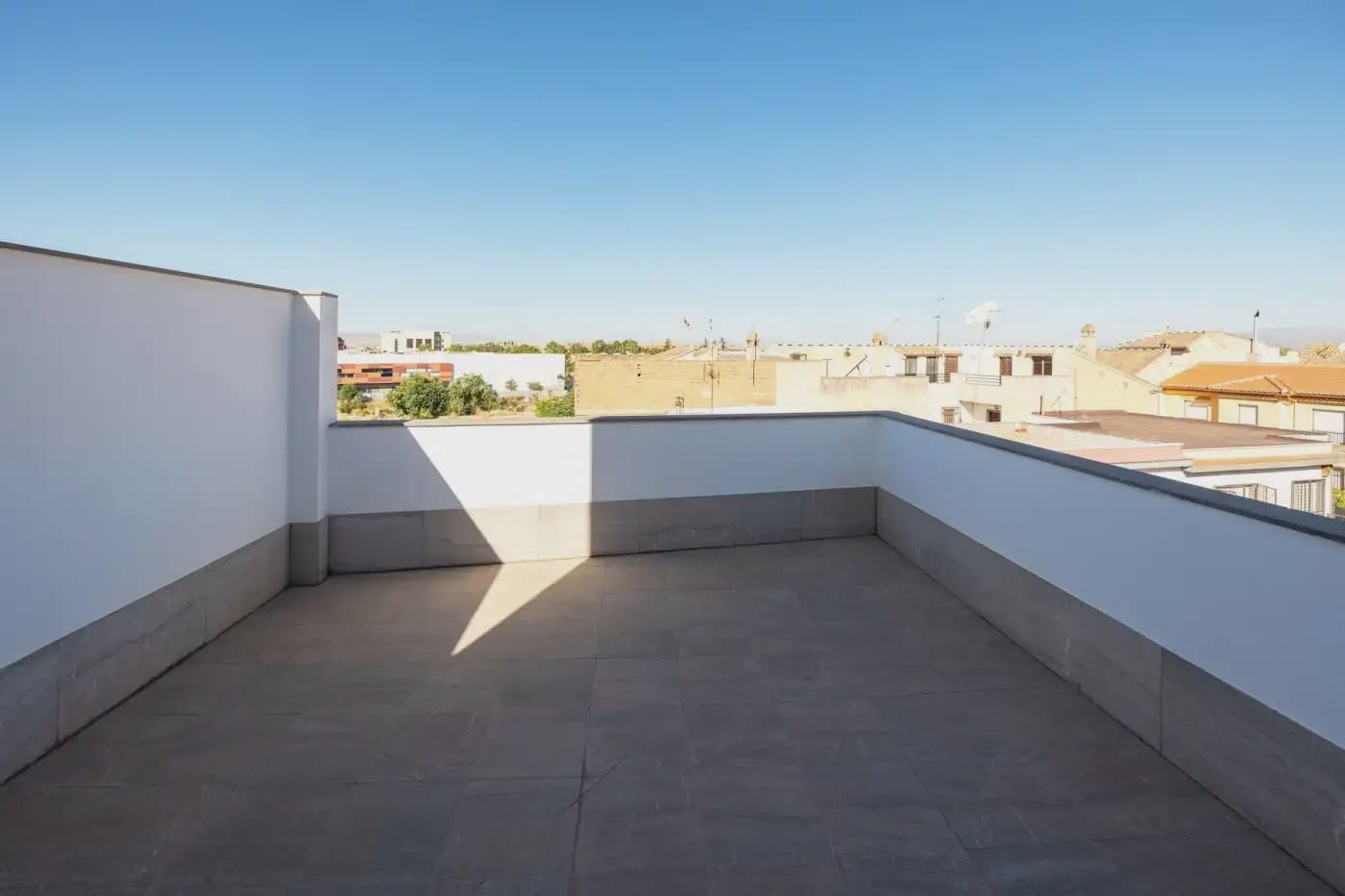 Villa for sale in Granada city with pool garage - € 995,000 (Ref: 9837211)