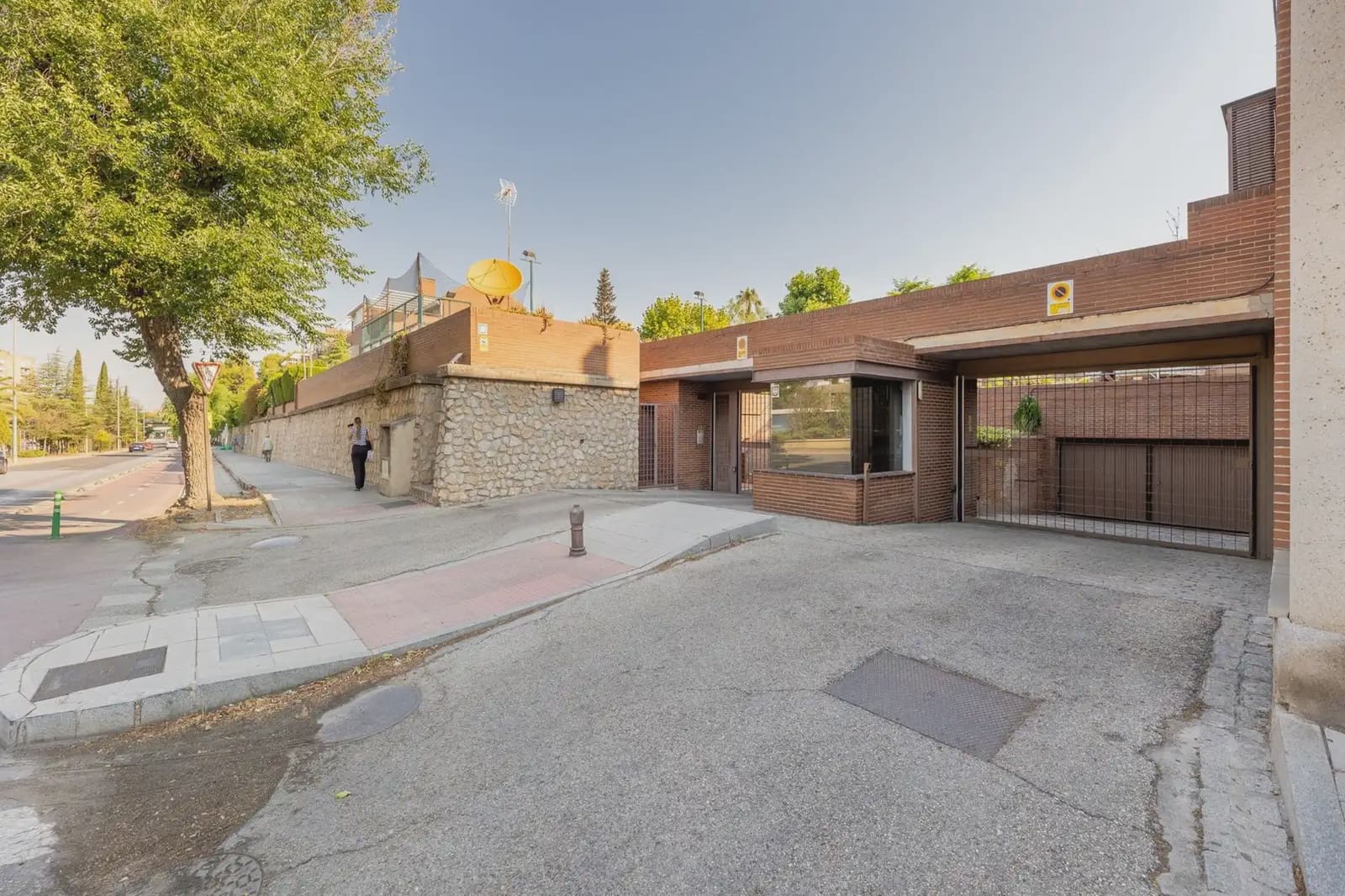 Semi-detached Villa for sale in Granada city with pool garage - € 950,000 (Ref: 9837218)