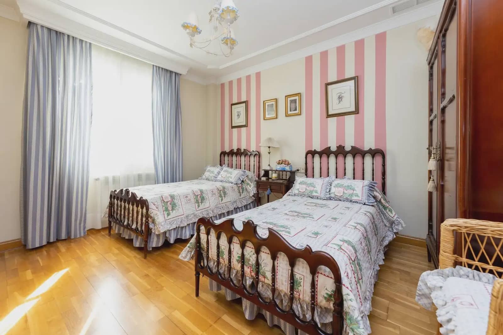 Semi-detached Villa for sale in Granada city with pool garage - € 950,000 (Ref: 9837218)