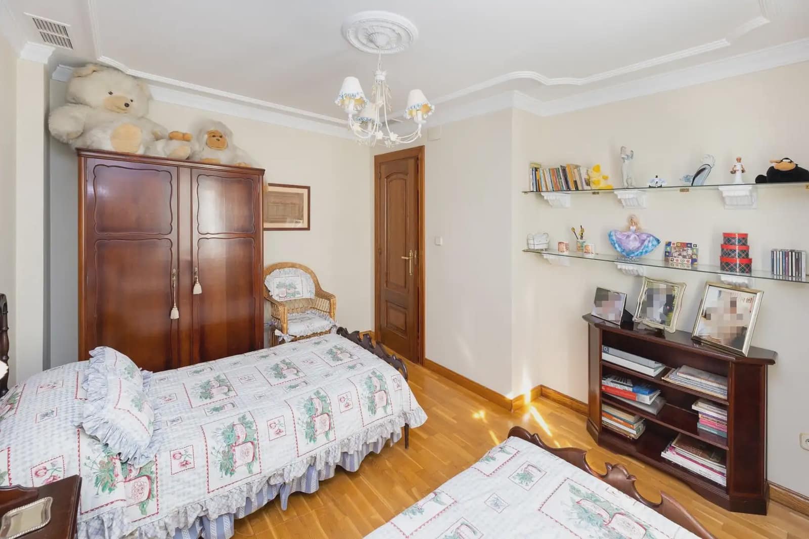 Semi-detached Villa for sale in Granada city with pool garage - € 950,000 (Ref: 9837218)