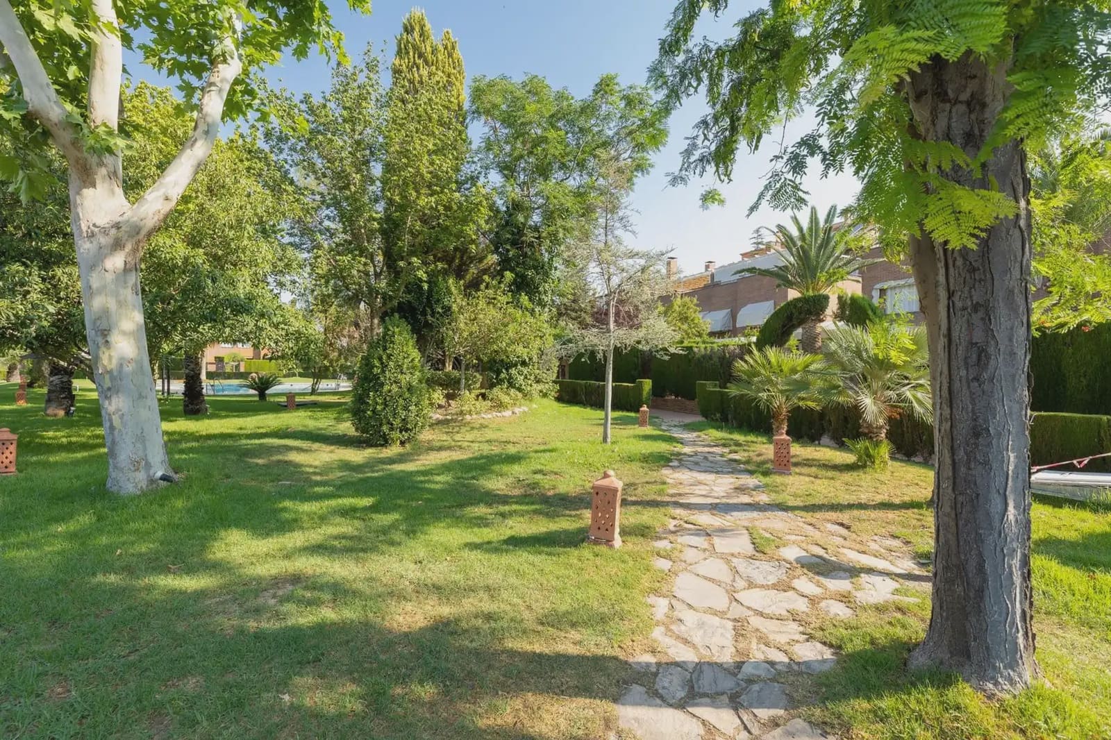Semi-detached Villa for sale in Granada city with pool garage - € 950,000 (Ref: 9837218)