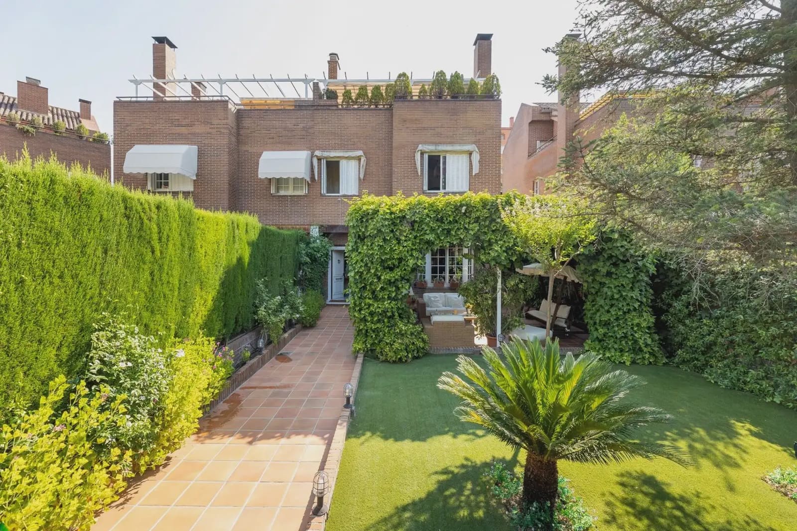 Semi-detached Villa for sale in Granada city with pool garage - € 950,000 (Ref: 9837218)
