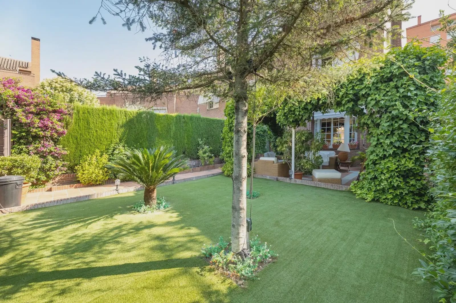 Semi-detached Villa for sale in Granada city with pool garage - € 950,000 (Ref: 9837218)