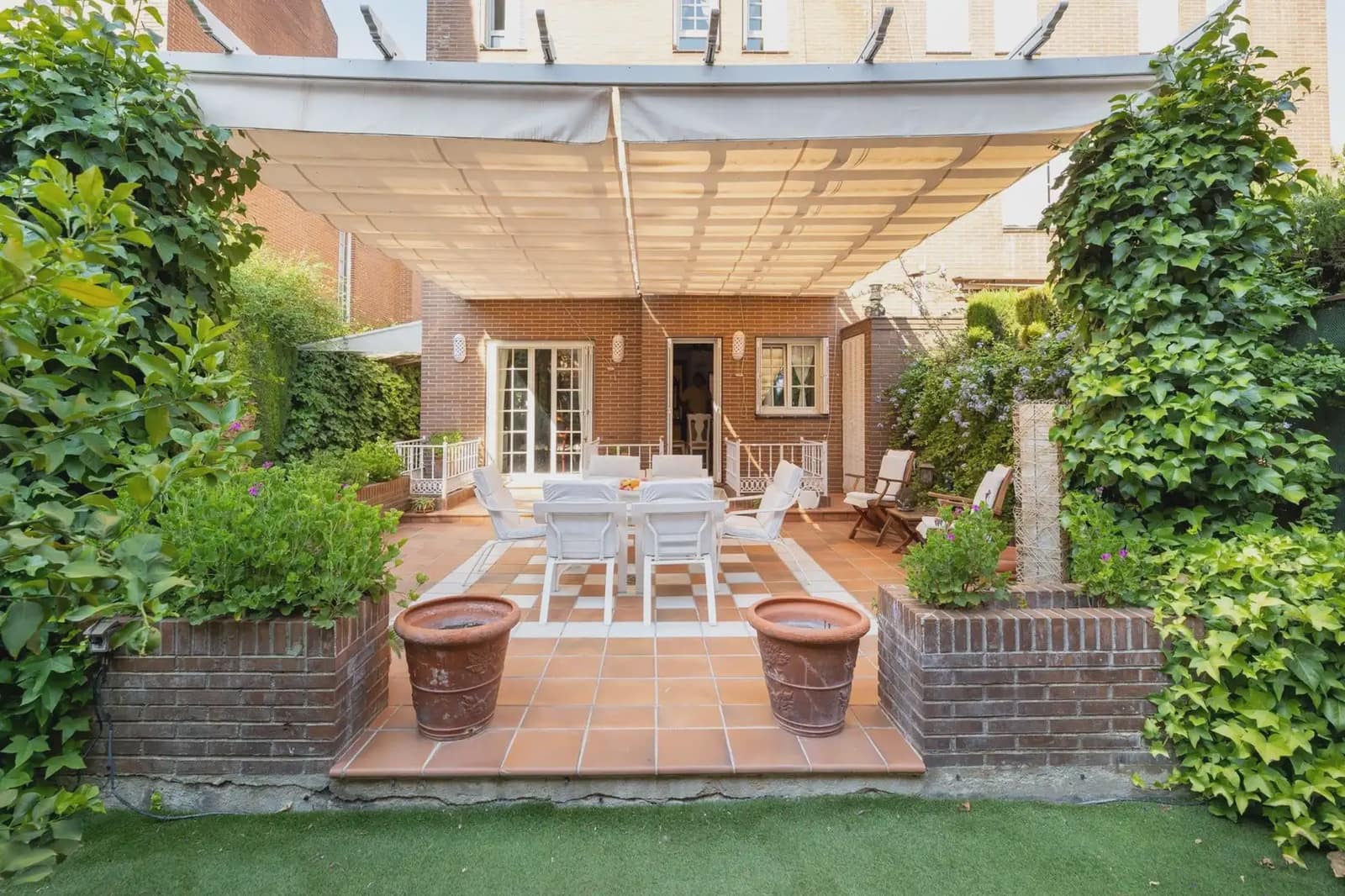 Semi-detached Villa for sale in Granada city with pool garage - € 950,000 (Ref: 9837218)