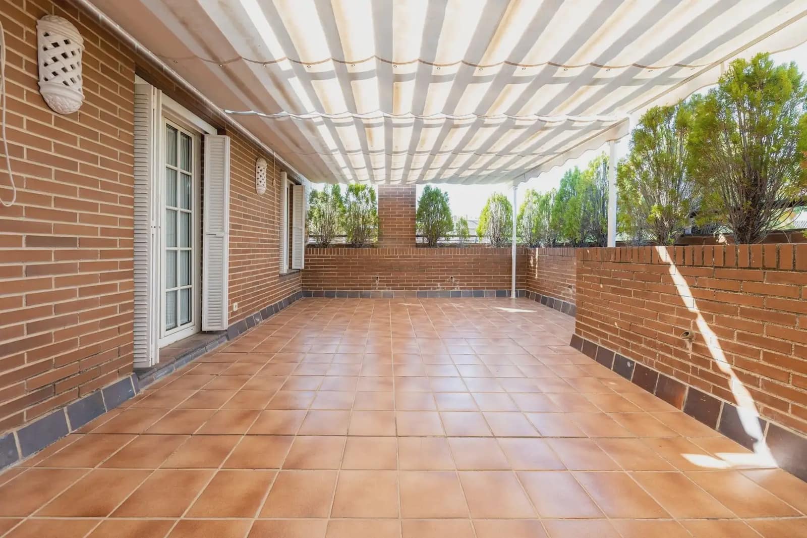 Semi-detached Villa for sale in Granada city with pool garage - € 950,000 (Ref: 9837218)