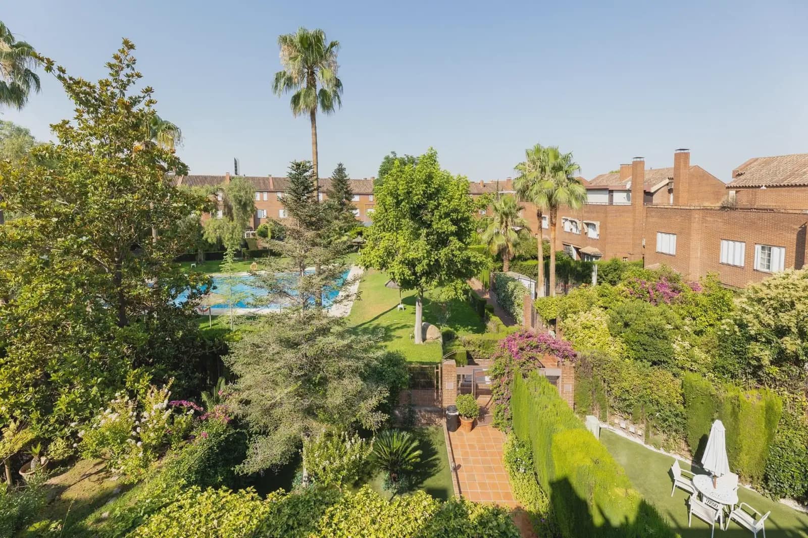 Semi-detached Villa for sale in Granada city with pool garage - € 950,000 (Ref: 9837218)
