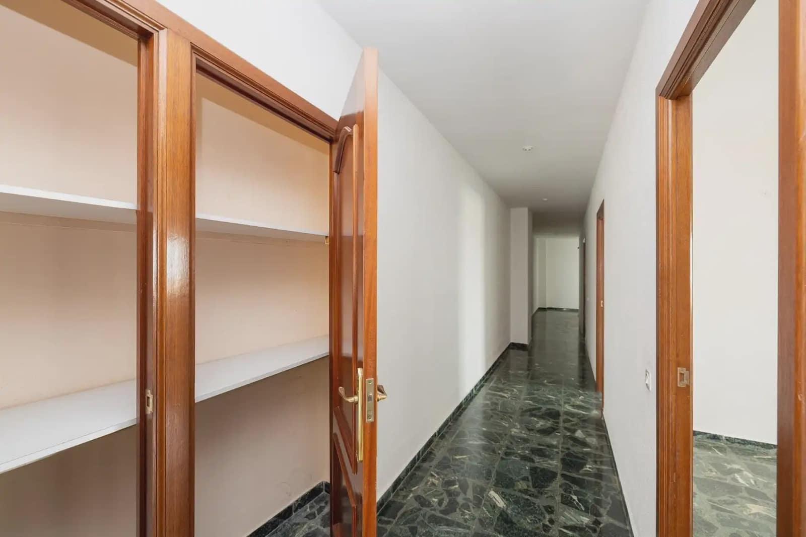 Flat for sale in Alcala la Real - € 235,000 (Ref: 9837219)