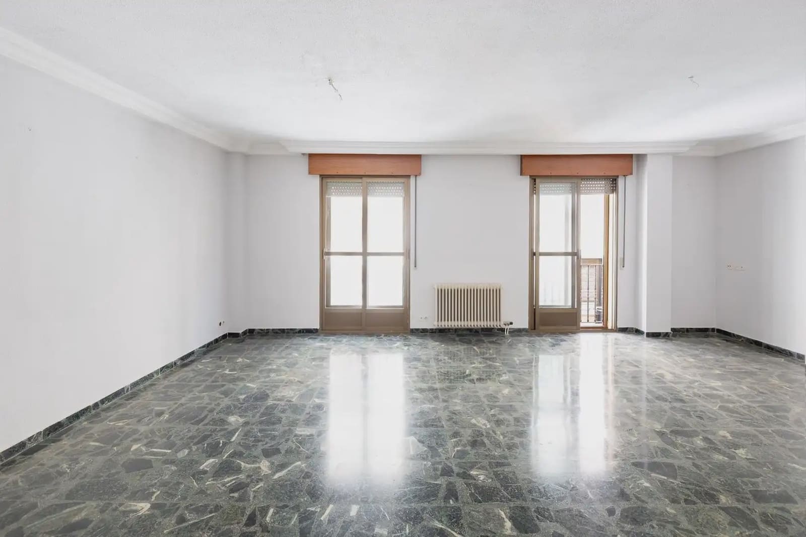 Flat for sale in Alcala la Real - € 235,000 (Ref: 9837219)