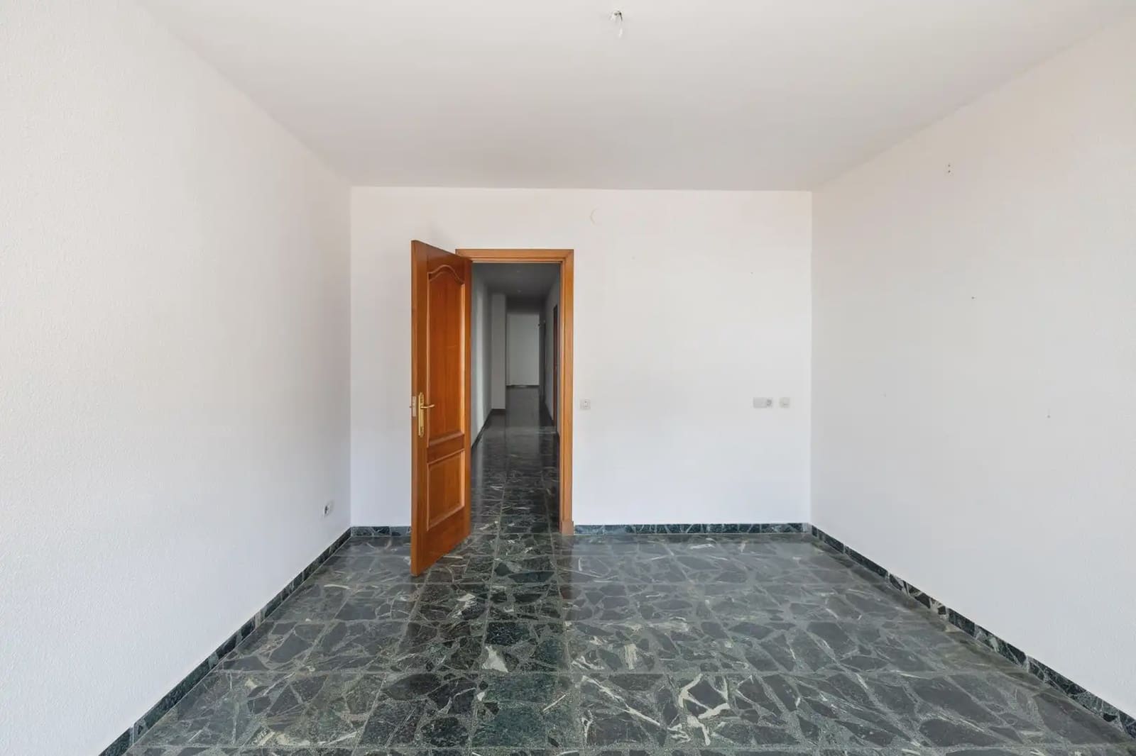 Flat for sale in Alcala la Real - € 235,000 (Ref: 9837219)