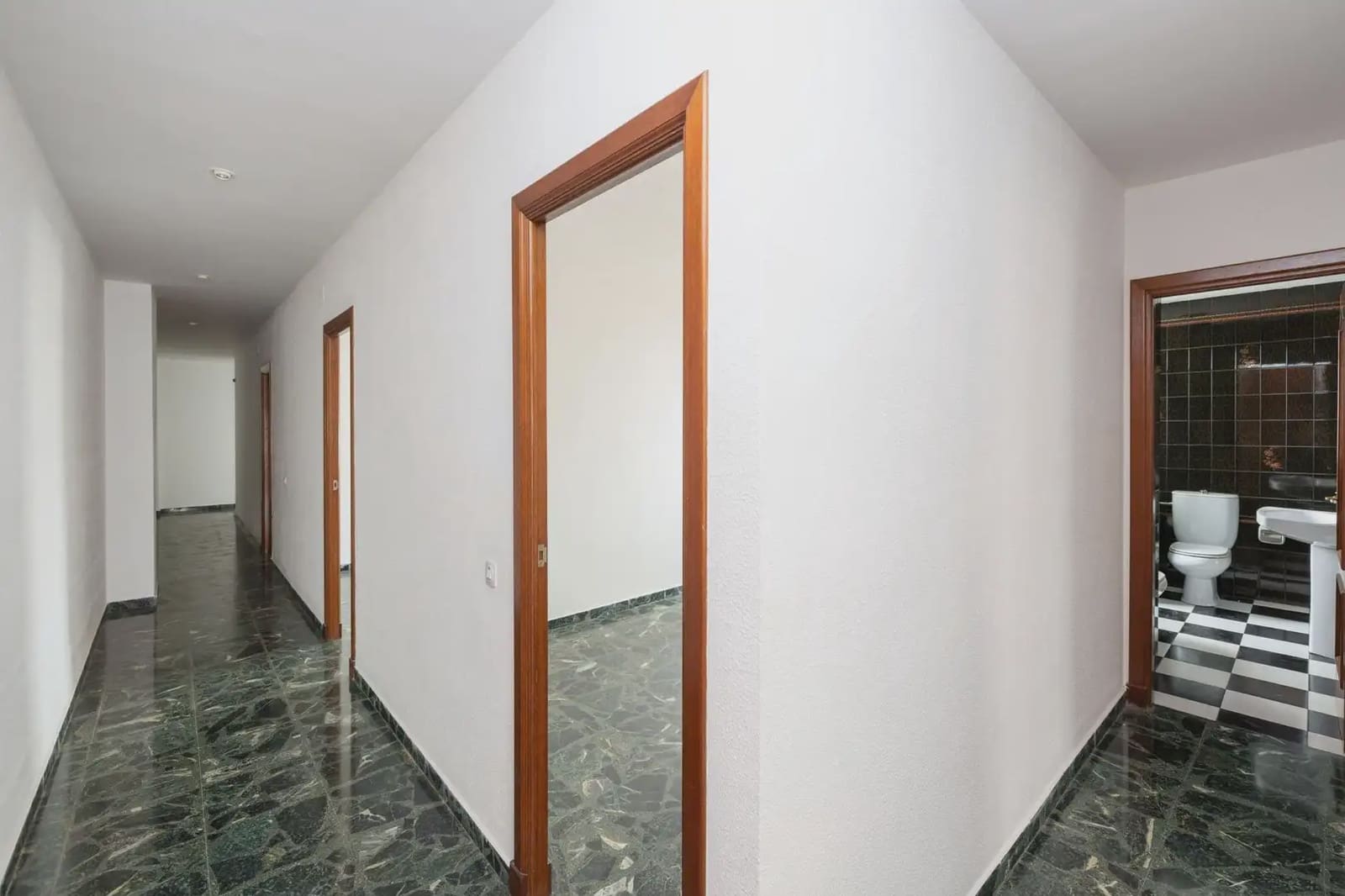Flat for sale in Alcala la Real - € 235,000 (Ref: 9837219)