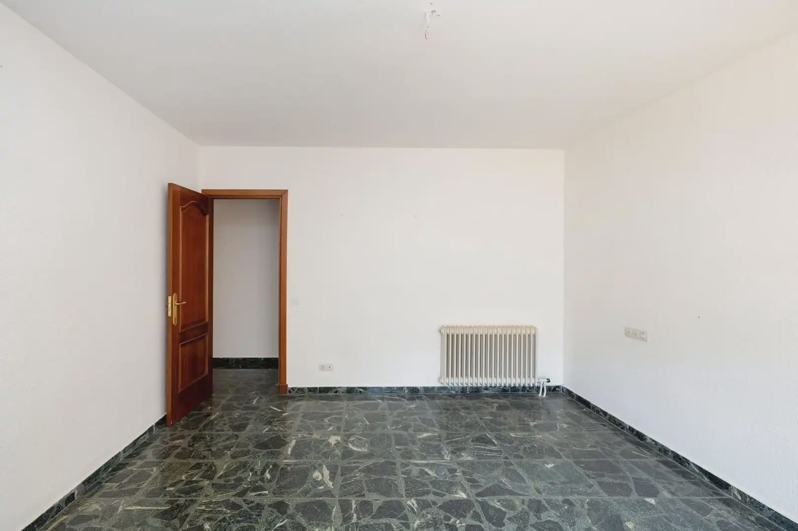 Flat for sale in Alcala la Real - € 235,000 (Ref: 9837219)