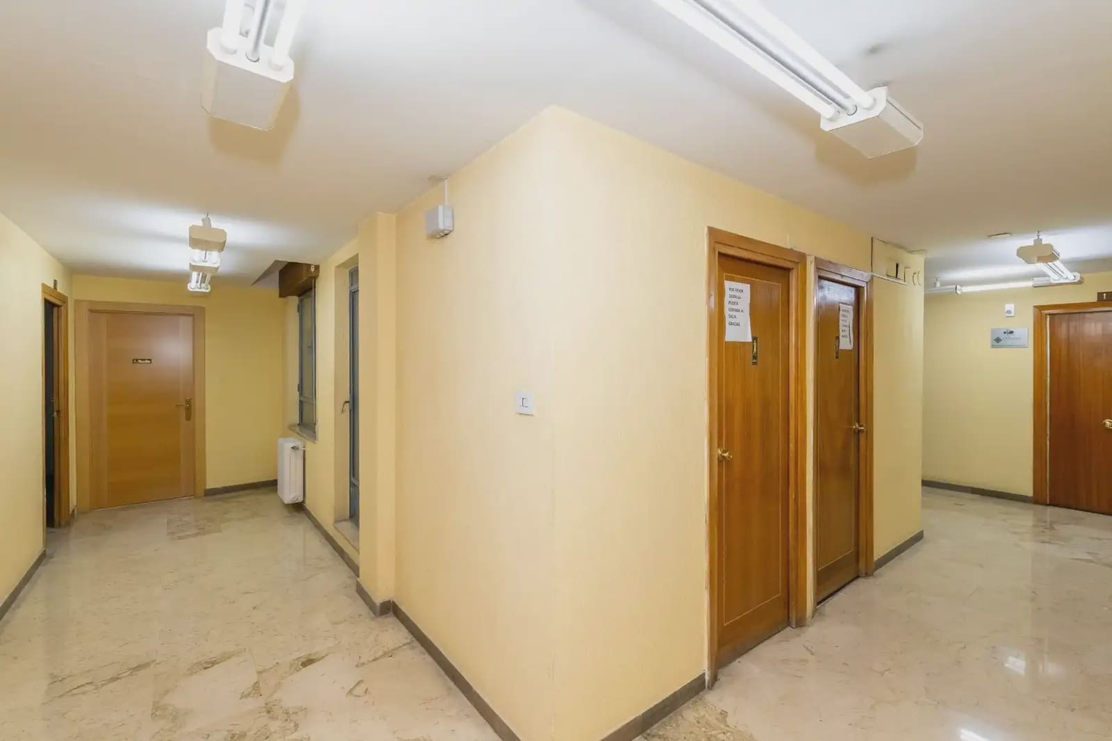 Kontor til leje i Granada by - € 400 (Ref: 9837220)