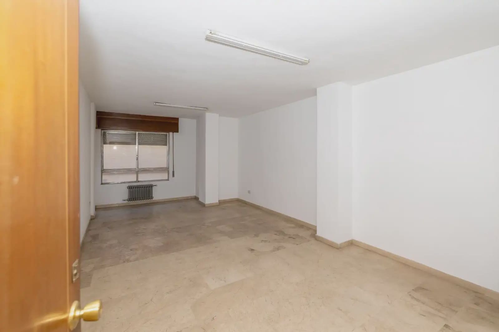 Kontor til leje i Granada by - € 400 (Ref: 9837220)