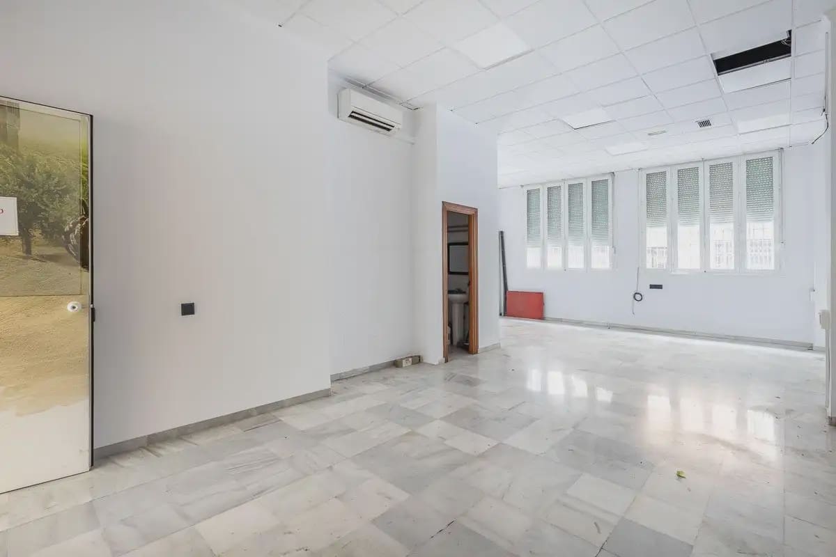 Commercieel te koop in Granada stad - € 310.000 (Ref: 9837221)