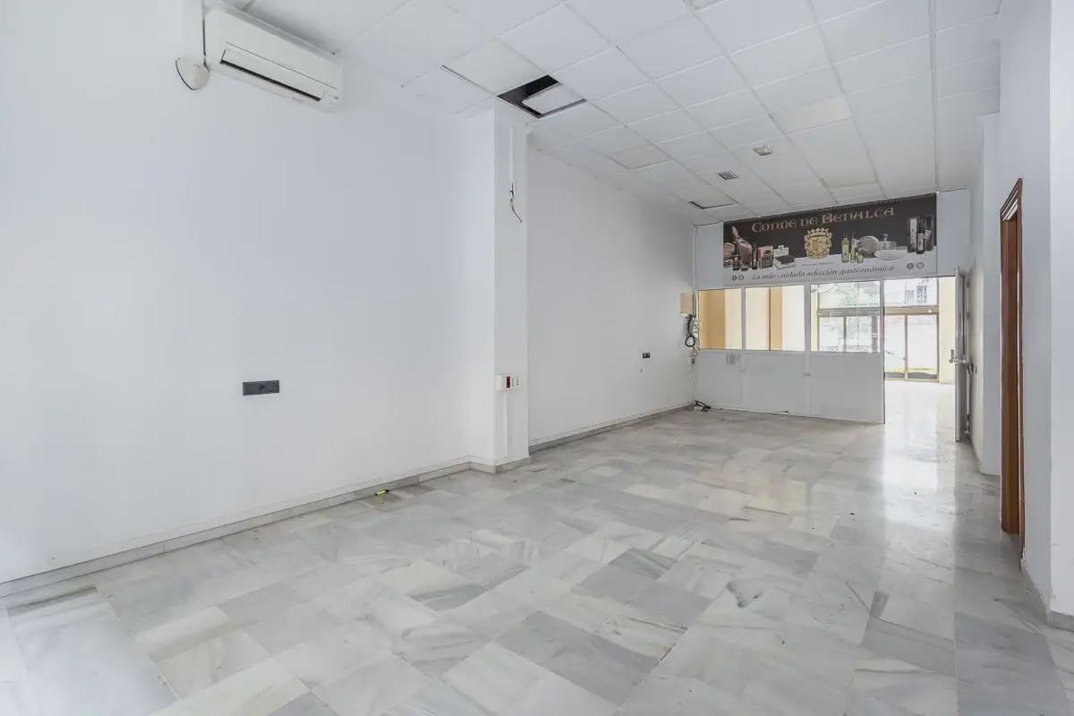 Commercieel te koop in Granada stad - € 310.000 (Ref: 9837221)