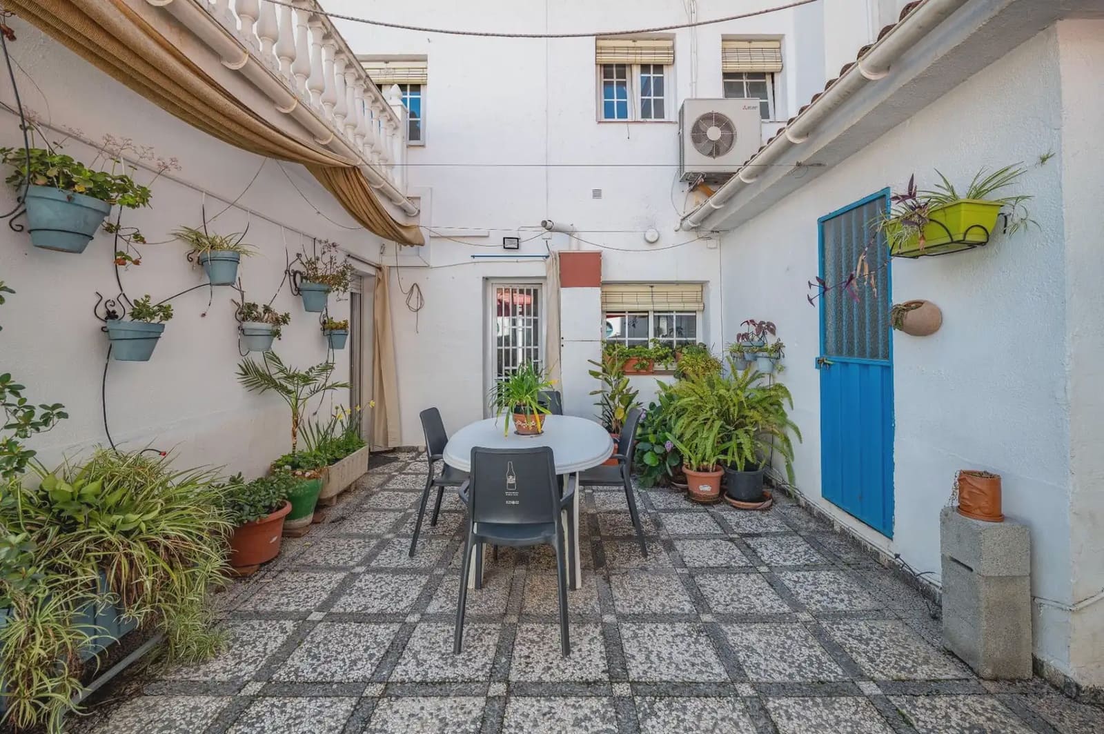 Hus til salgs i Armilla med garasje - € 329 900 (Ref: 9837223)