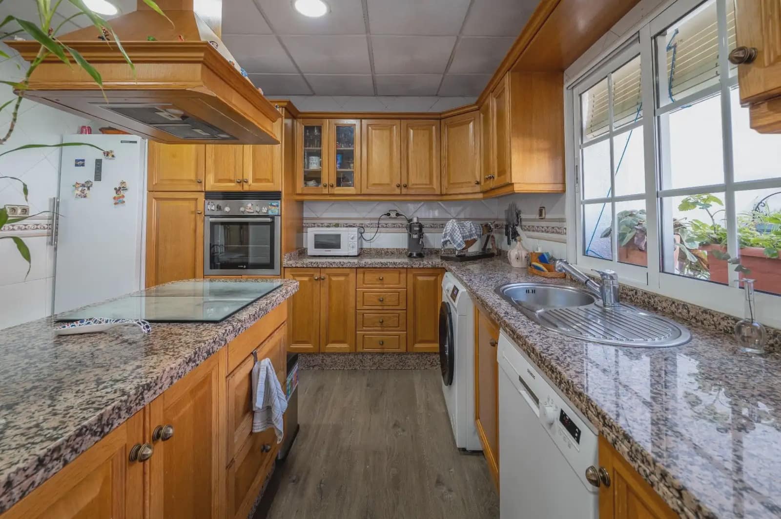 Hus til salgs i Armilla med garasje - € 329 900 (Ref: 9837223)