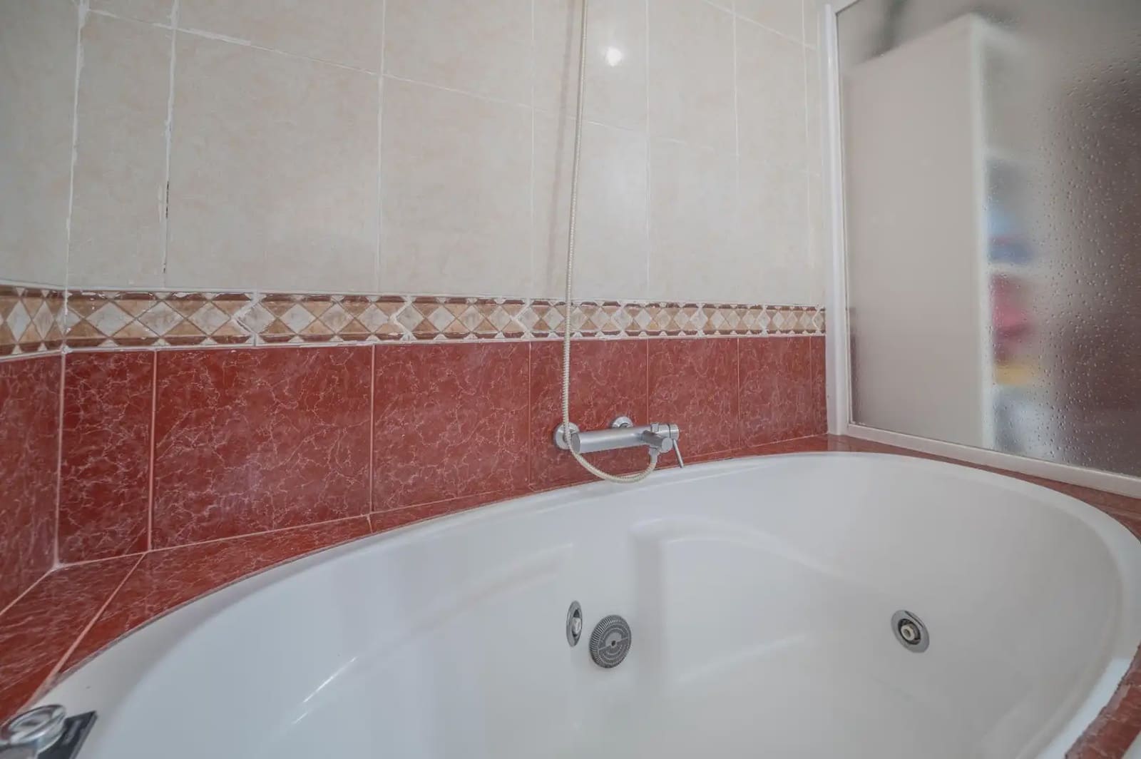 Hus til salgs i Armilla med garasje - € 329 900 (Ref: 9837223)