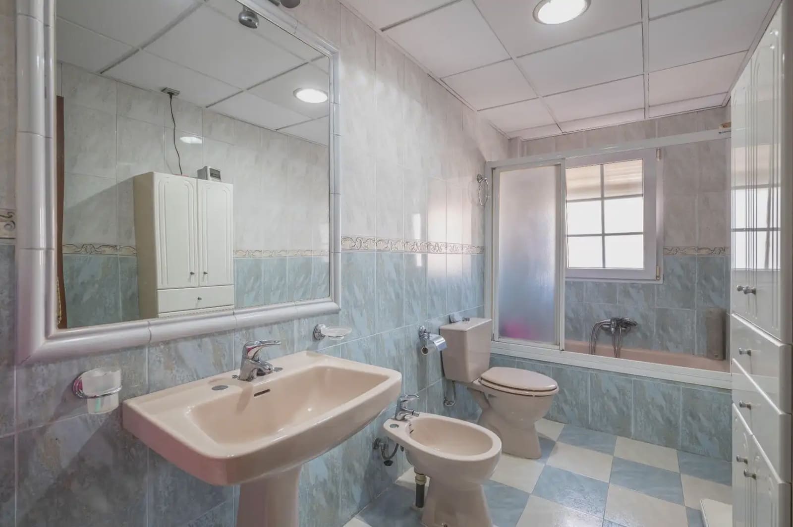Hus til salgs i Armilla med garasje - € 329 900 (Ref: 9837223)
