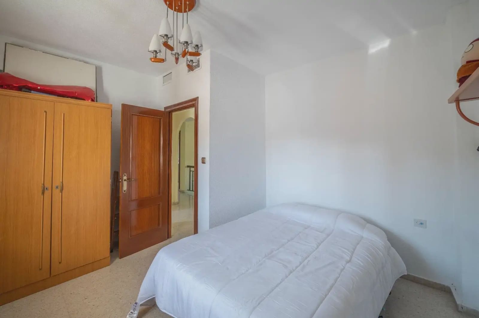 Hus til salgs i Armilla med garasje - € 329 900 (Ref: 9837223)