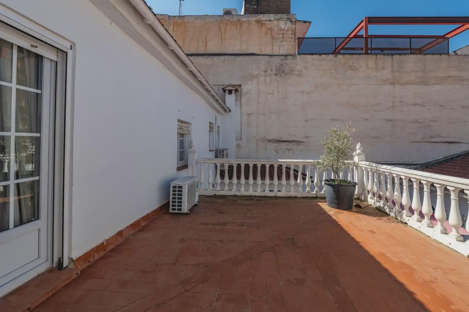 Hus til salgs i Armilla med garasje - € 329 900 (Ref: 9837223)