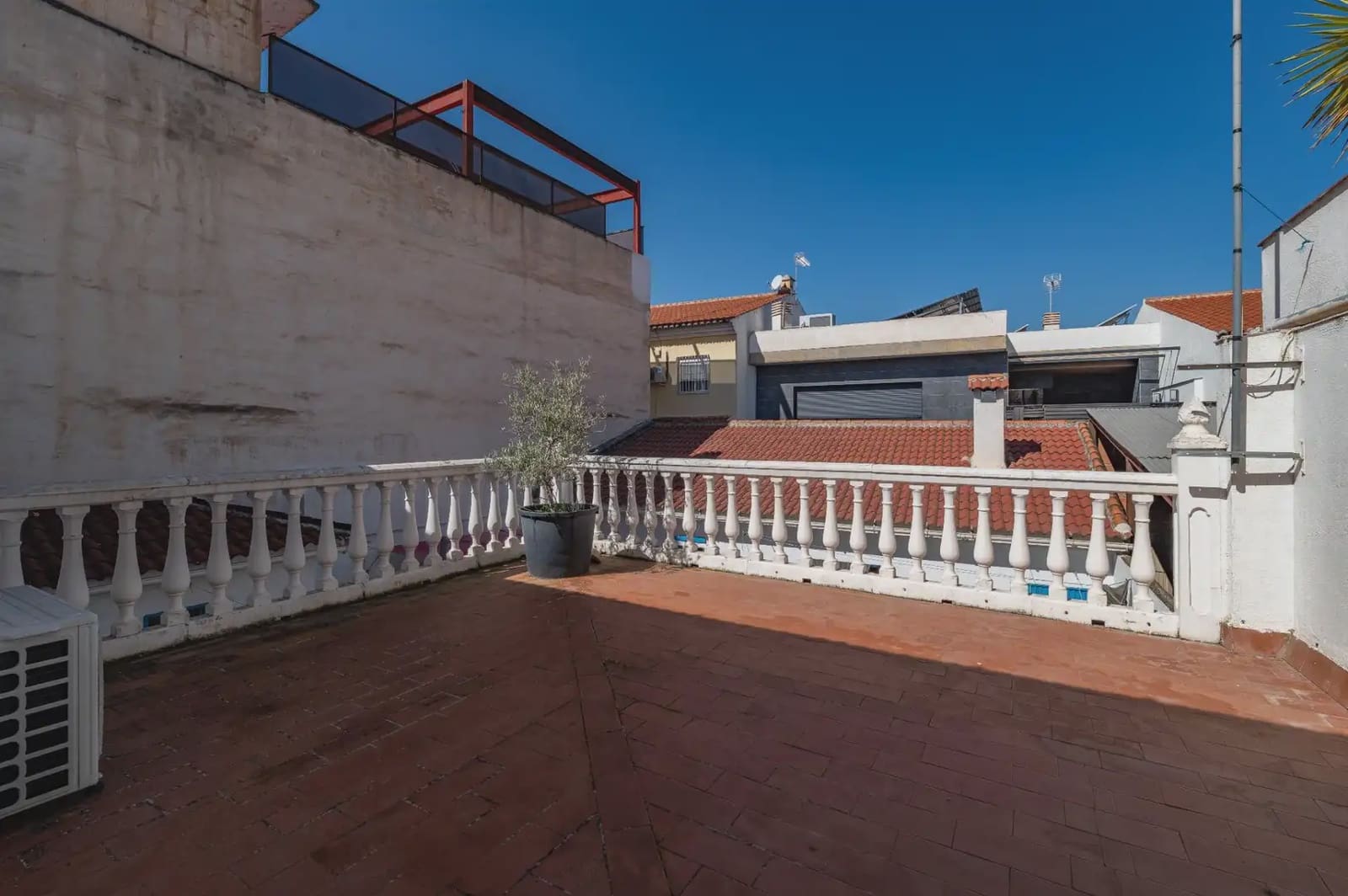 Hus til salgs i Armilla med garasje - € 329 900 (Ref: 9837223)