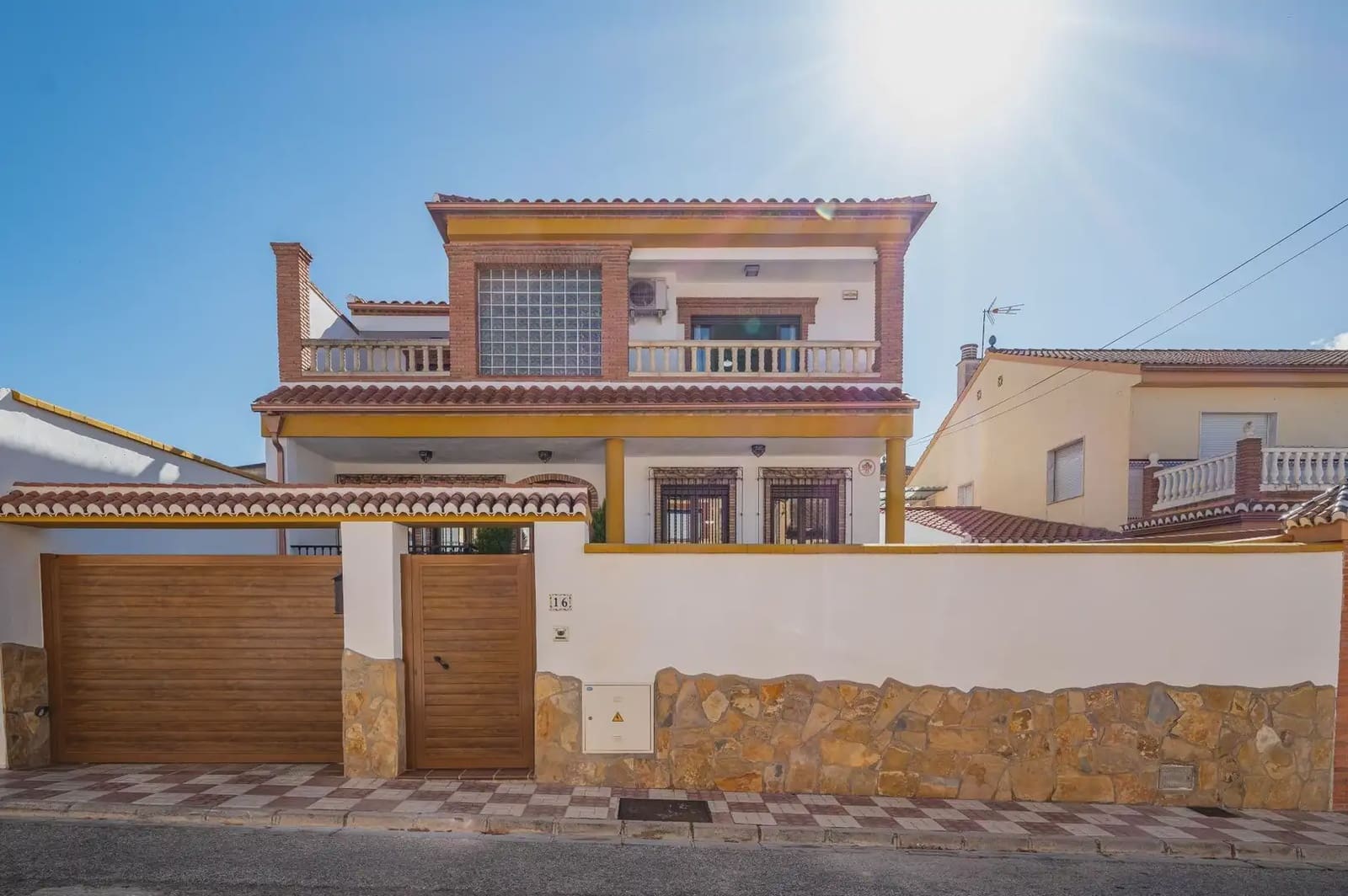 Villa til salg i Albolote med swimmingpool garage - € 455.000 (Ref: 9837230)