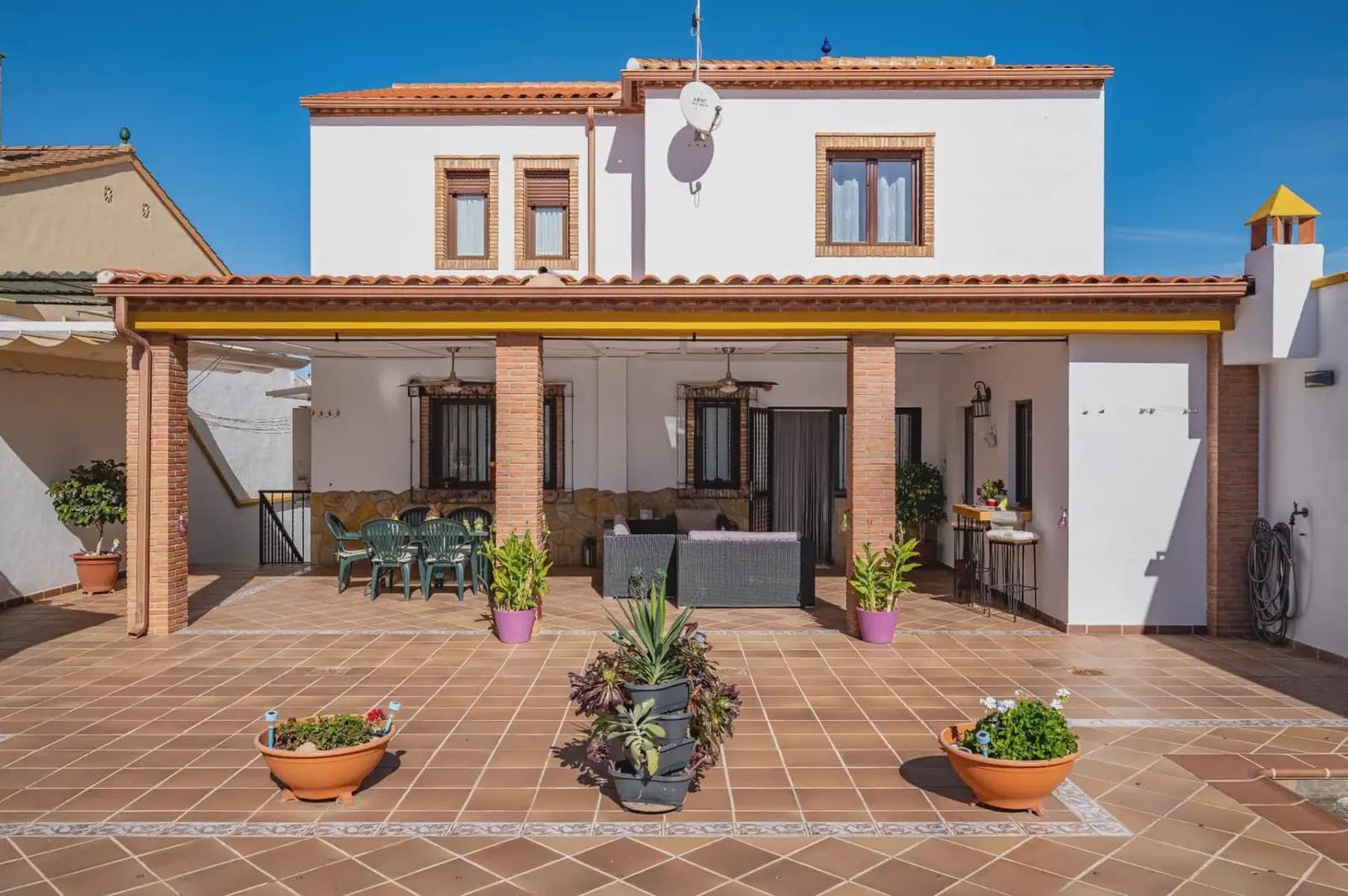 Villa til salg i Albolote med swimmingpool garage - € 455.000 (Ref: 9837230)