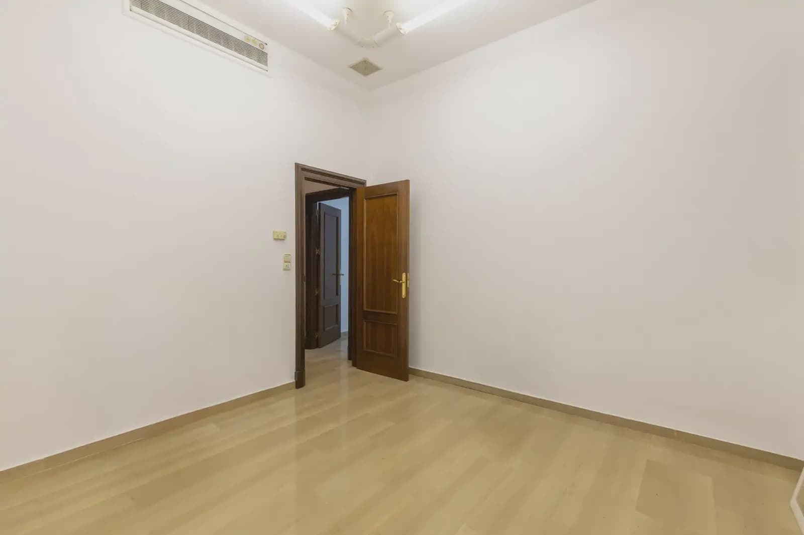 Erhverv til salg i Granada by - € 1.350.000 (Ref: 9837243)