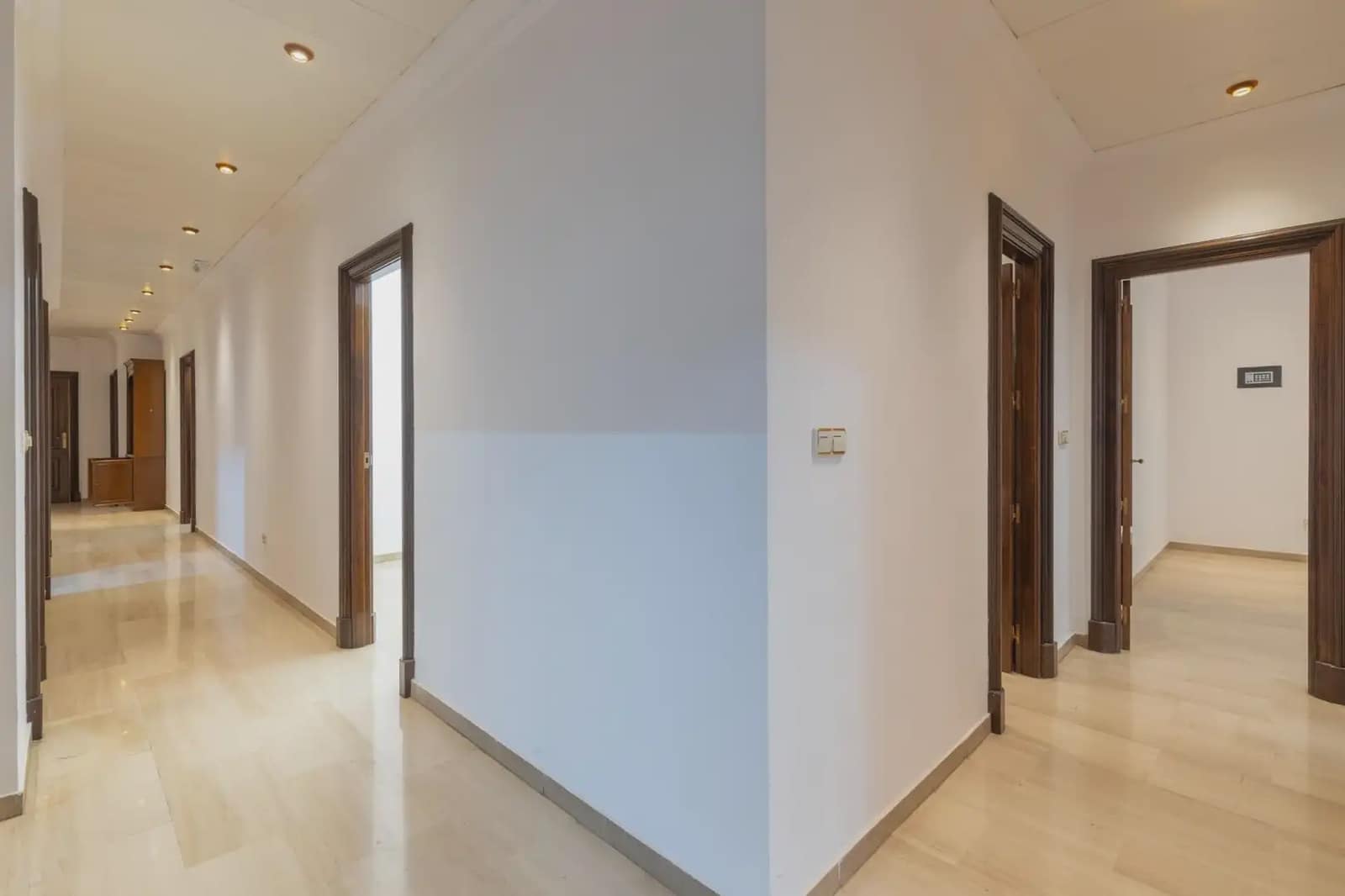 Erhverv til salg i Granada by - € 1.350.000 (Ref: 9837243)
