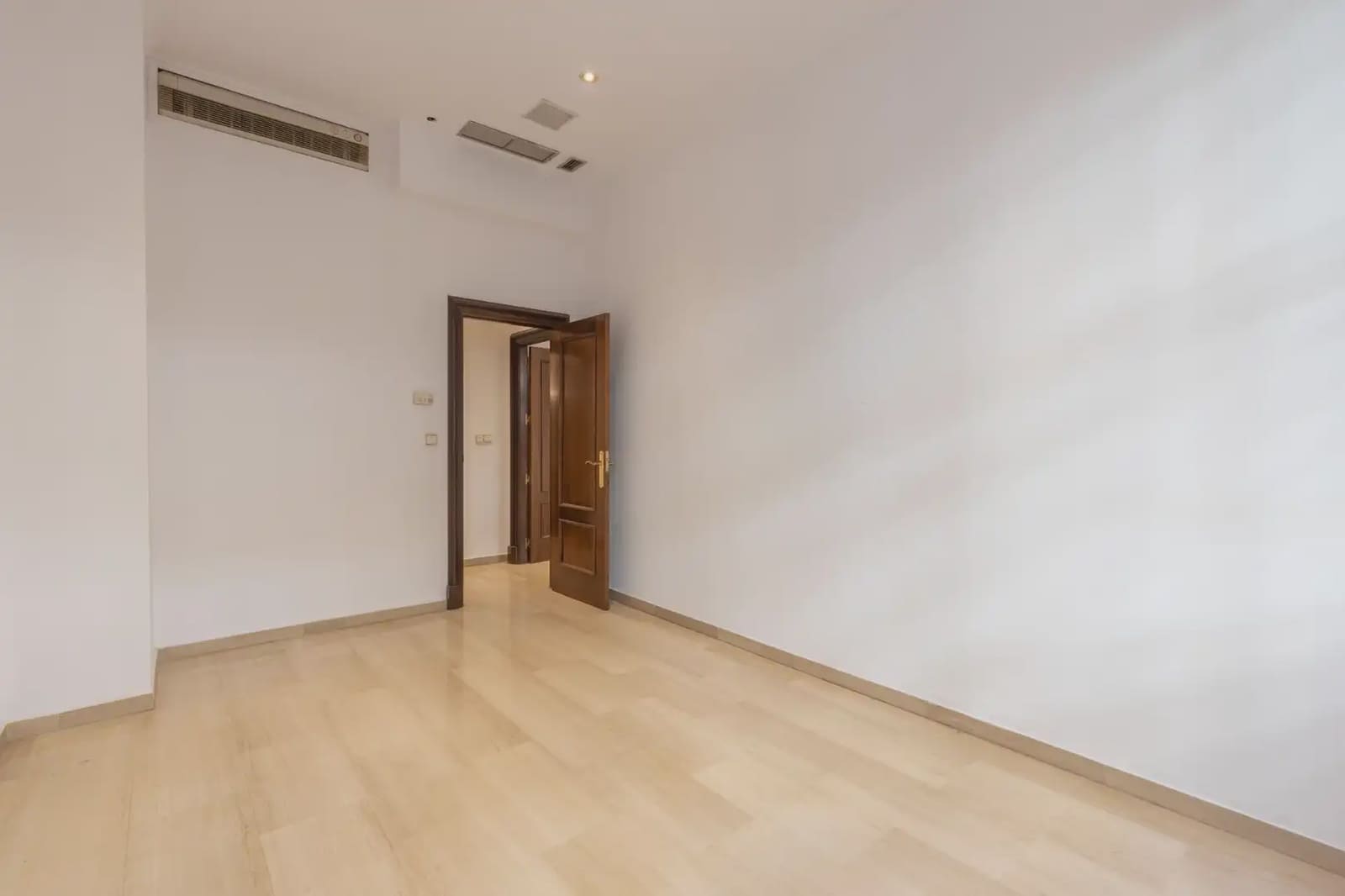 Erhverv til salg i Granada by - € 1.350.000 (Ref: 9837243)