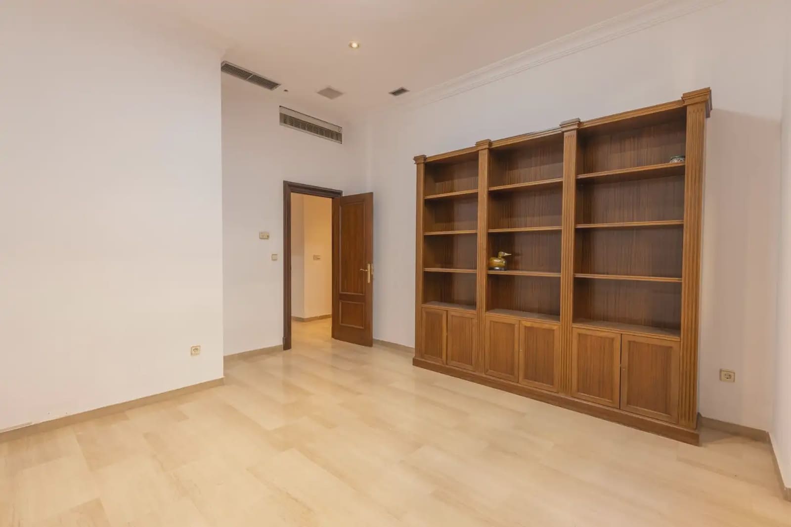 Erhverv til salg i Granada by - € 1.350.000 (Ref: 9837243)